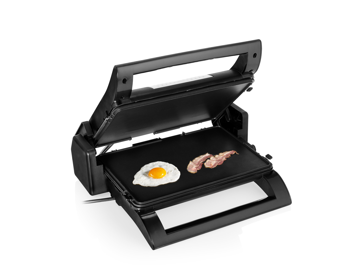Ein schwarzer Elektrogrill ist geöffnet, mit Spiegelei und Speck auf der Grillplatte.