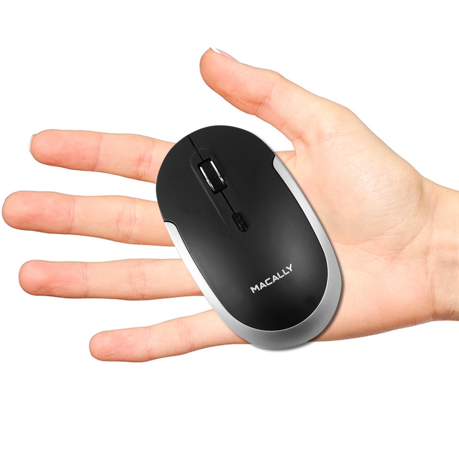 Die Hand einer Person, die eine schwarz-weiße Maus hält.