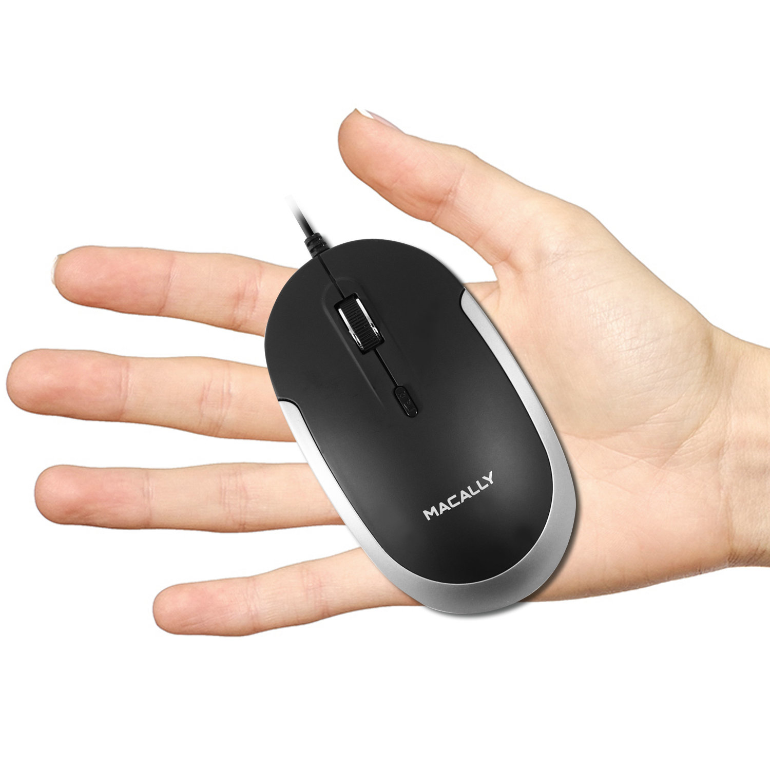 Un mouse per computer bianco e nero nella mano di una persona. Il mouse dice MACALLY.