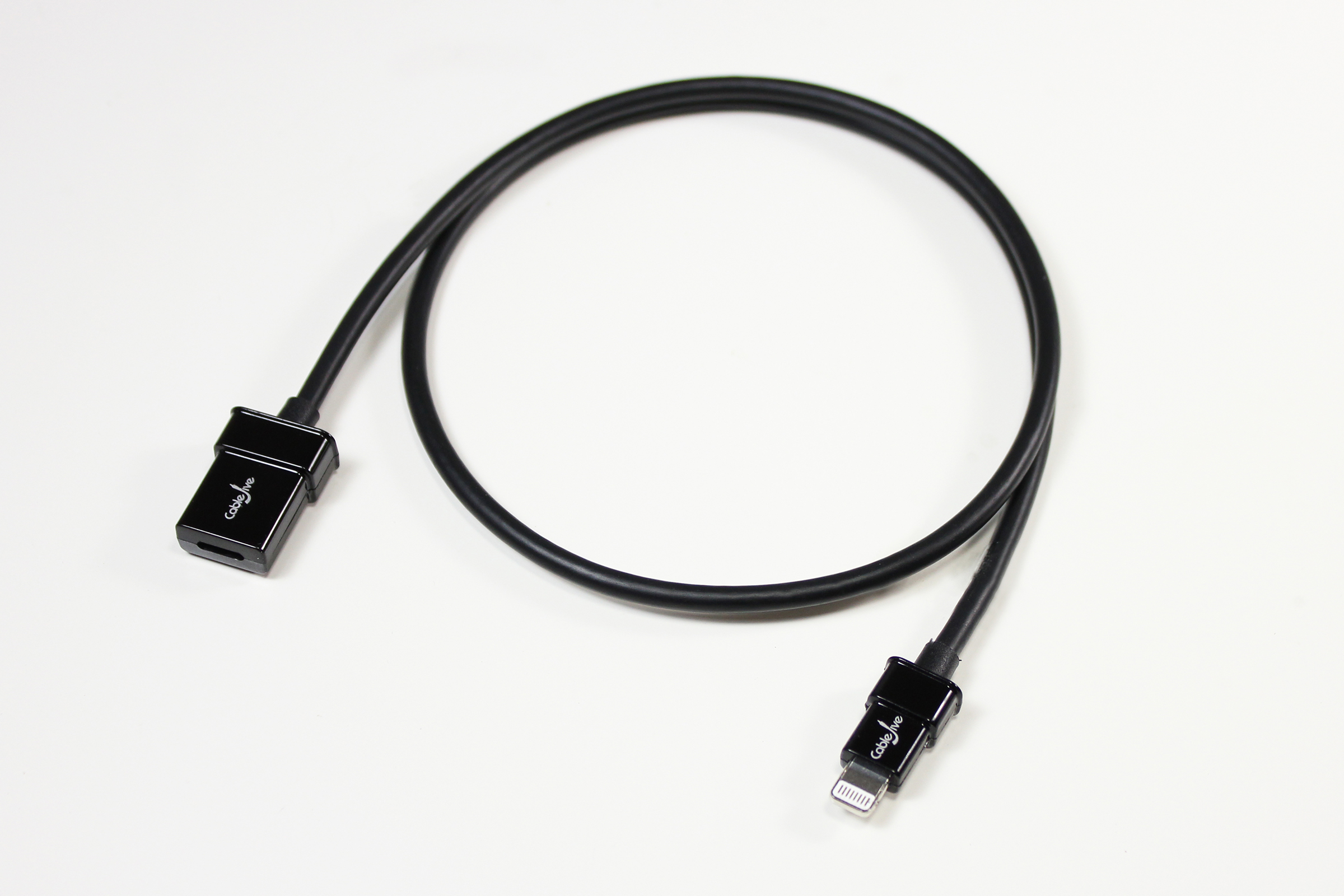 Schwarzes Ladekabel mit Anschlüssen an jedem Ende, einmal USB-C, einmal Lightning, auf weißem Hintergrund.
