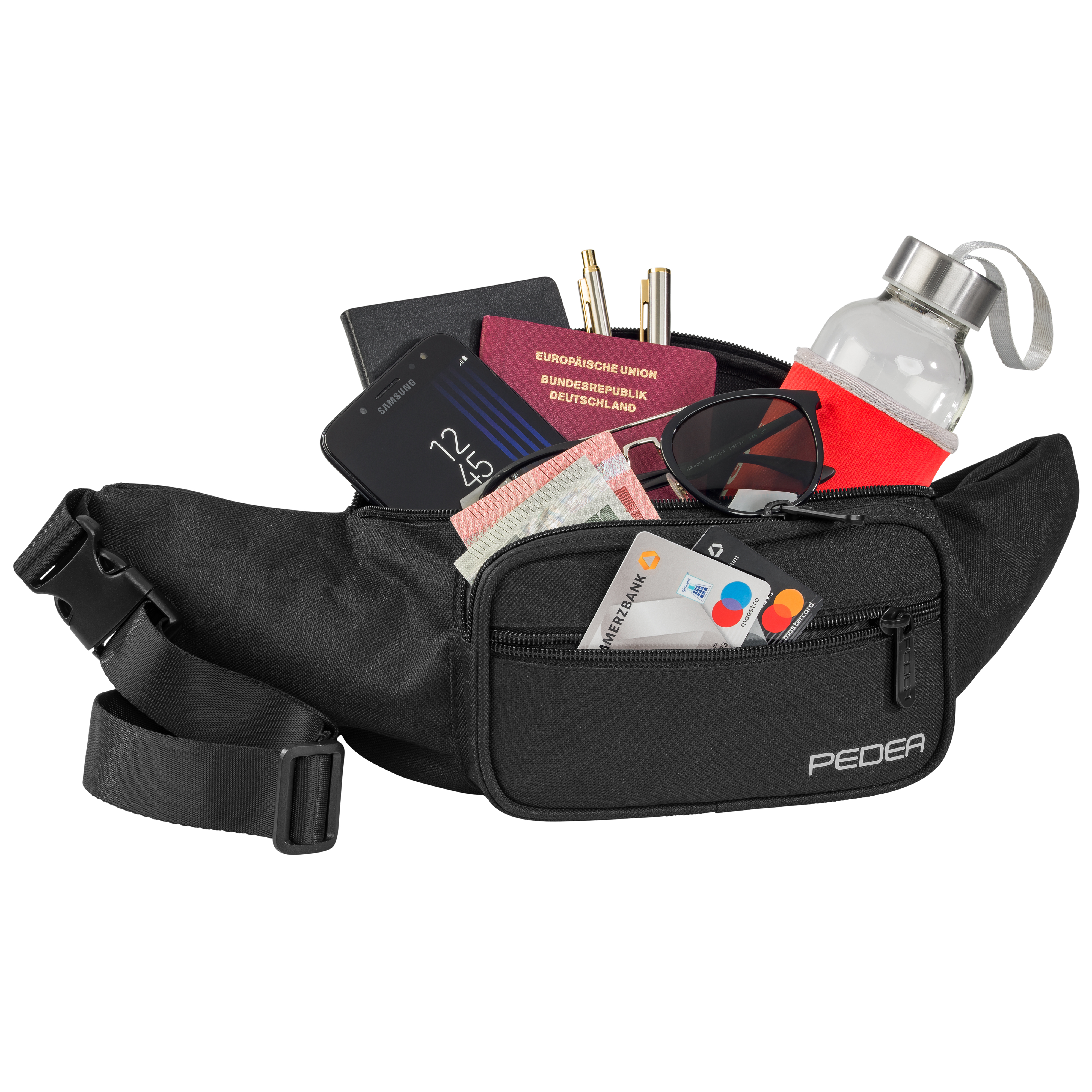 Schwarze Bauchtasche offen mit Gegenständen: Telefon, Geld, Karten, Sonnenbrille, Reisepass und Wasserflasche.