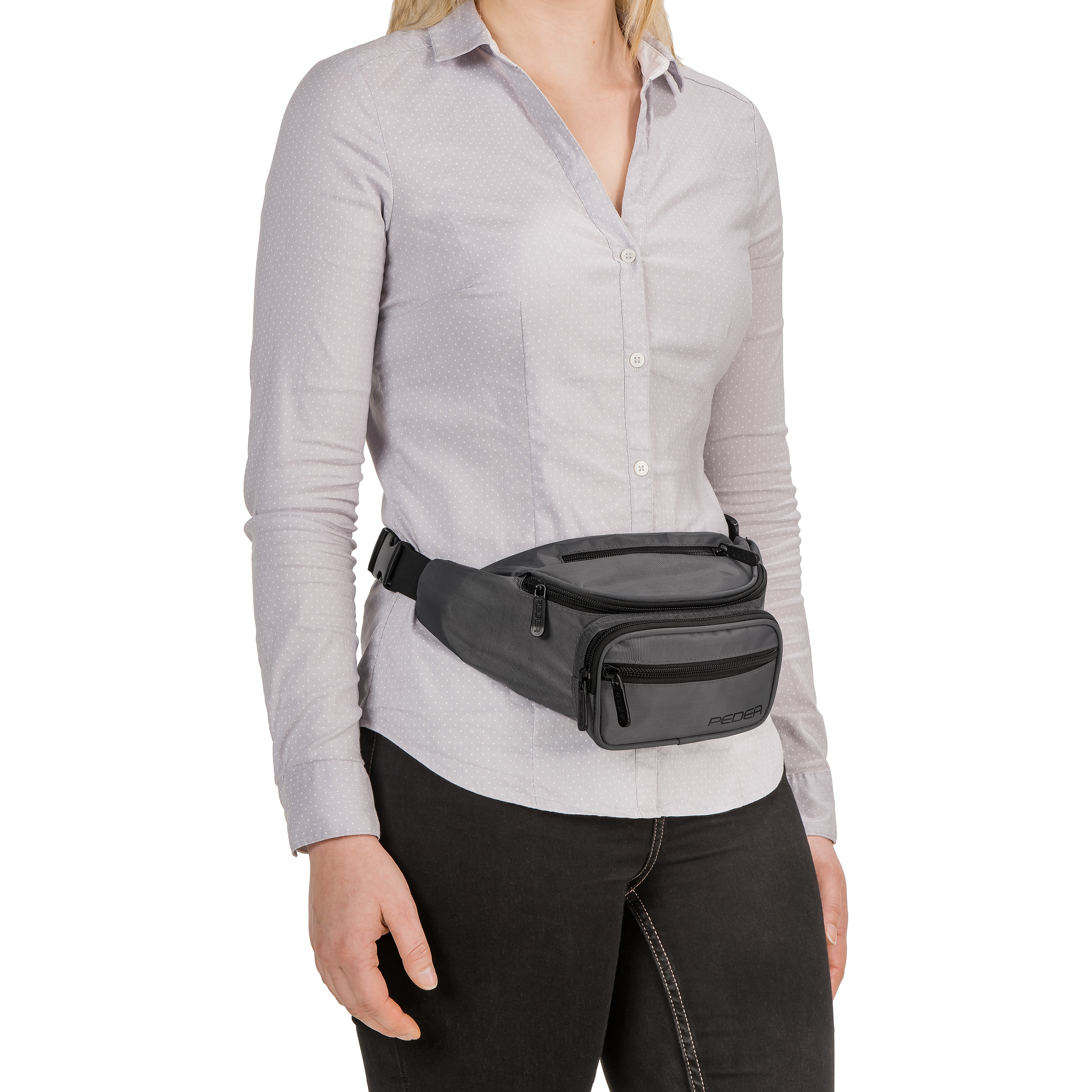 Eine Frau, die eine graue Bauchtasche um die Taille trägt. Die Bauchtasche hat mehrere Taschen.