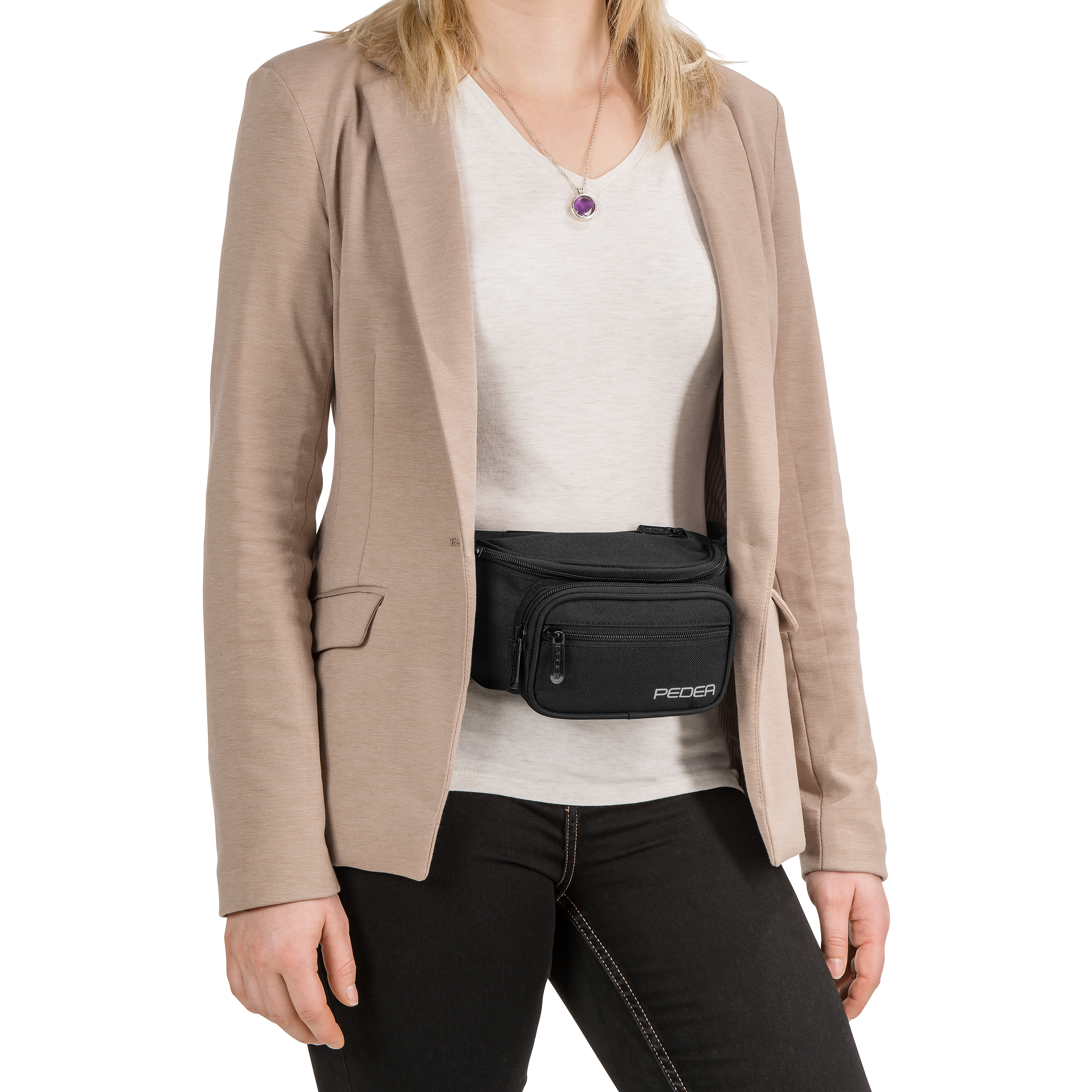 Frau mit schwarzer Bauchtasche. Sie trägt eine beige Jacke und eine schwarze Hose.