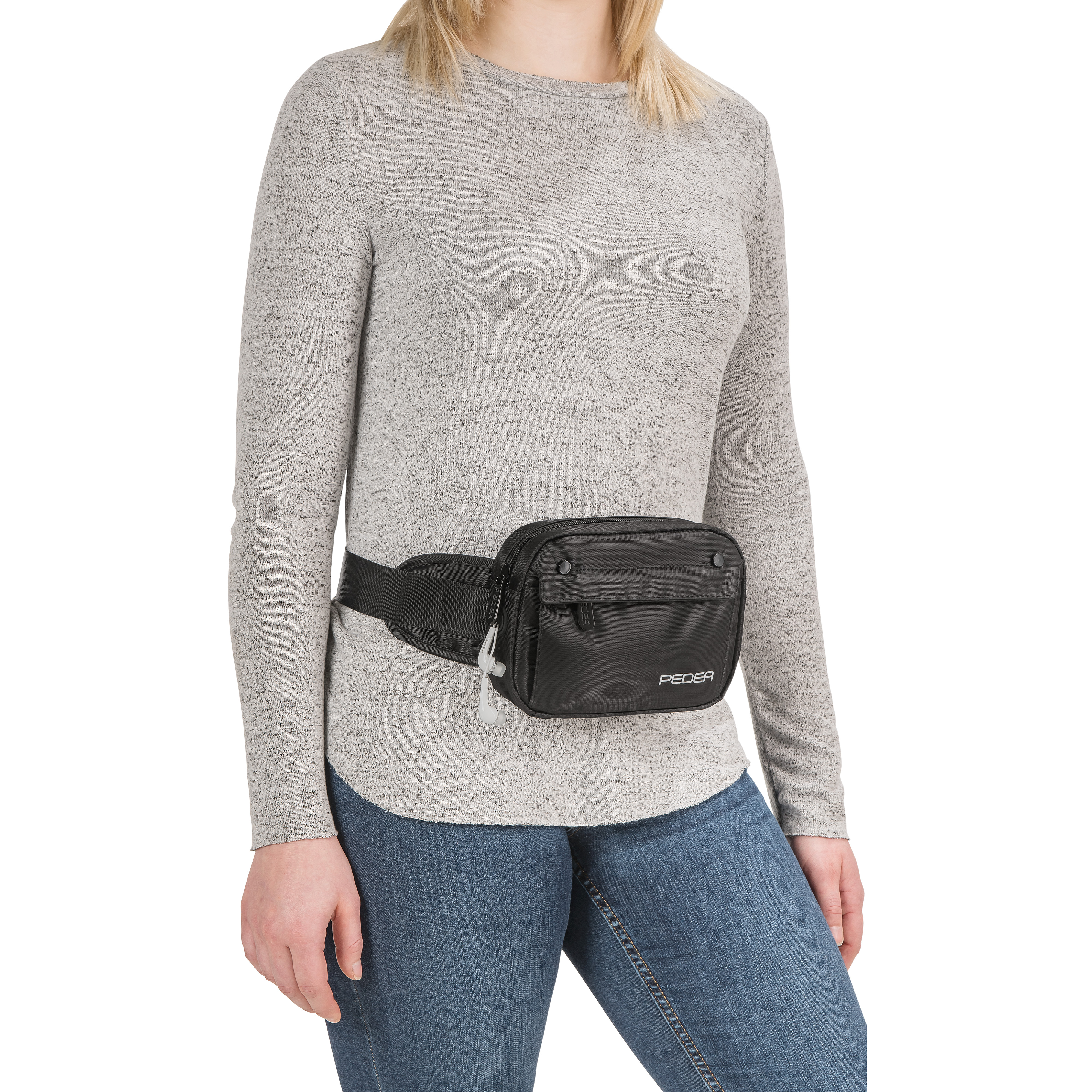 Person trägt schwarze Bauchtasche mit weißen Ohrhörern. Tasche hat ein PEDEA-Logo.