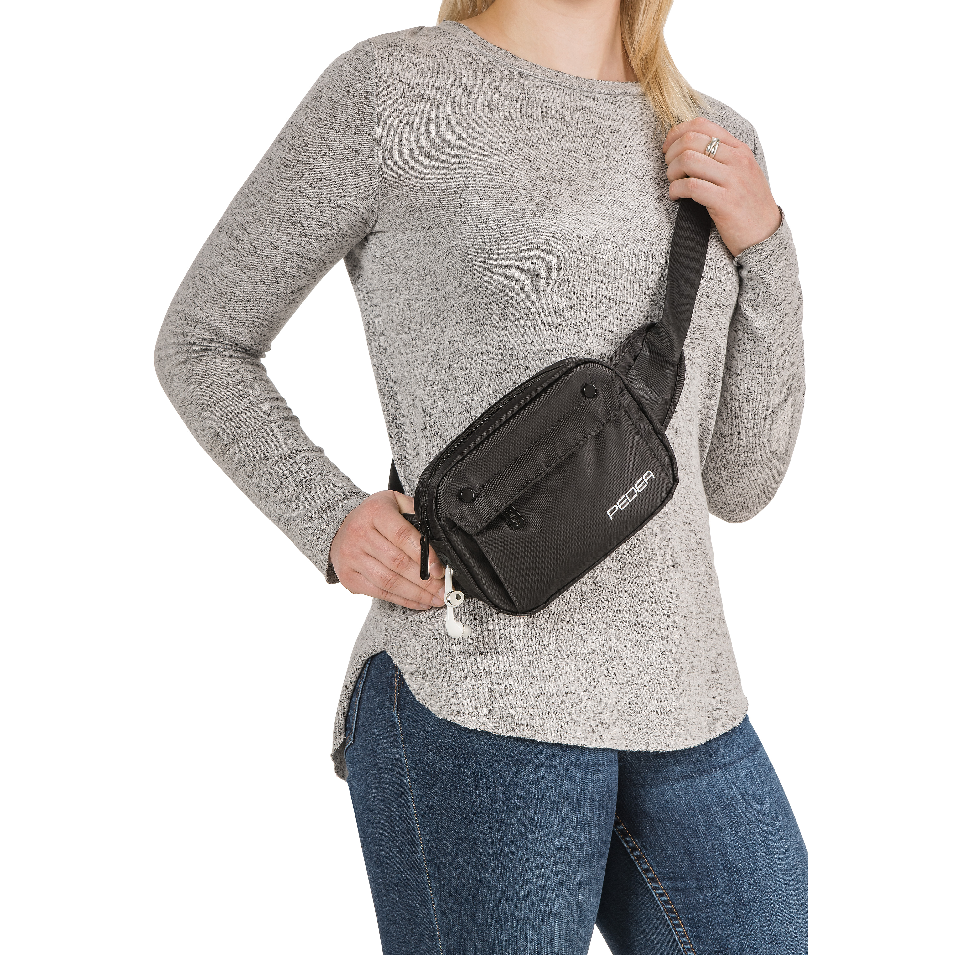 Frau, die eine schwarze Bauchtasche trägt, weiße Kopfhörer sind sichtbar.