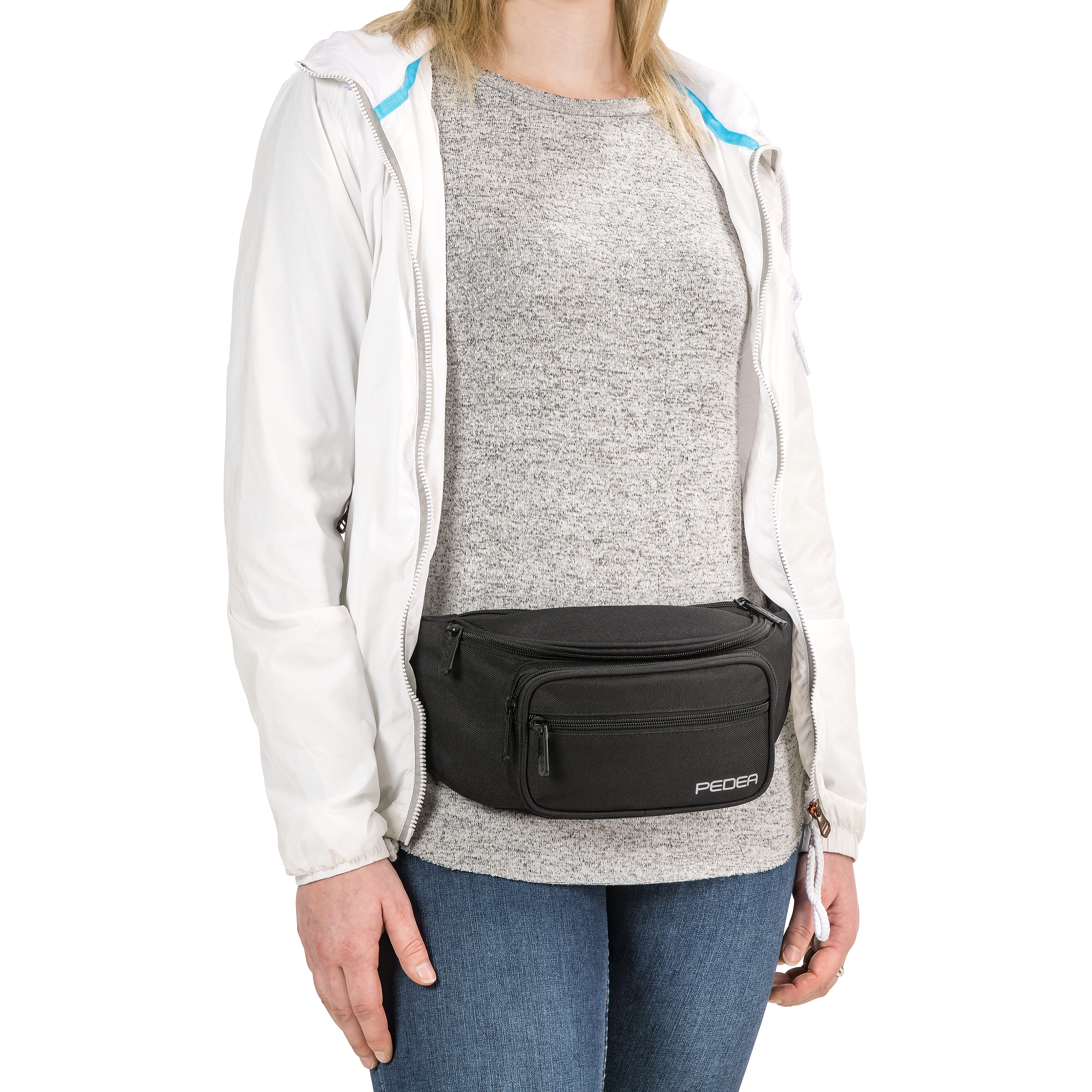 Frau mit schwarzer Bauchtasche, weißer Jacke und grauem Hemd. Die Tasche hat eine Vordertasche.