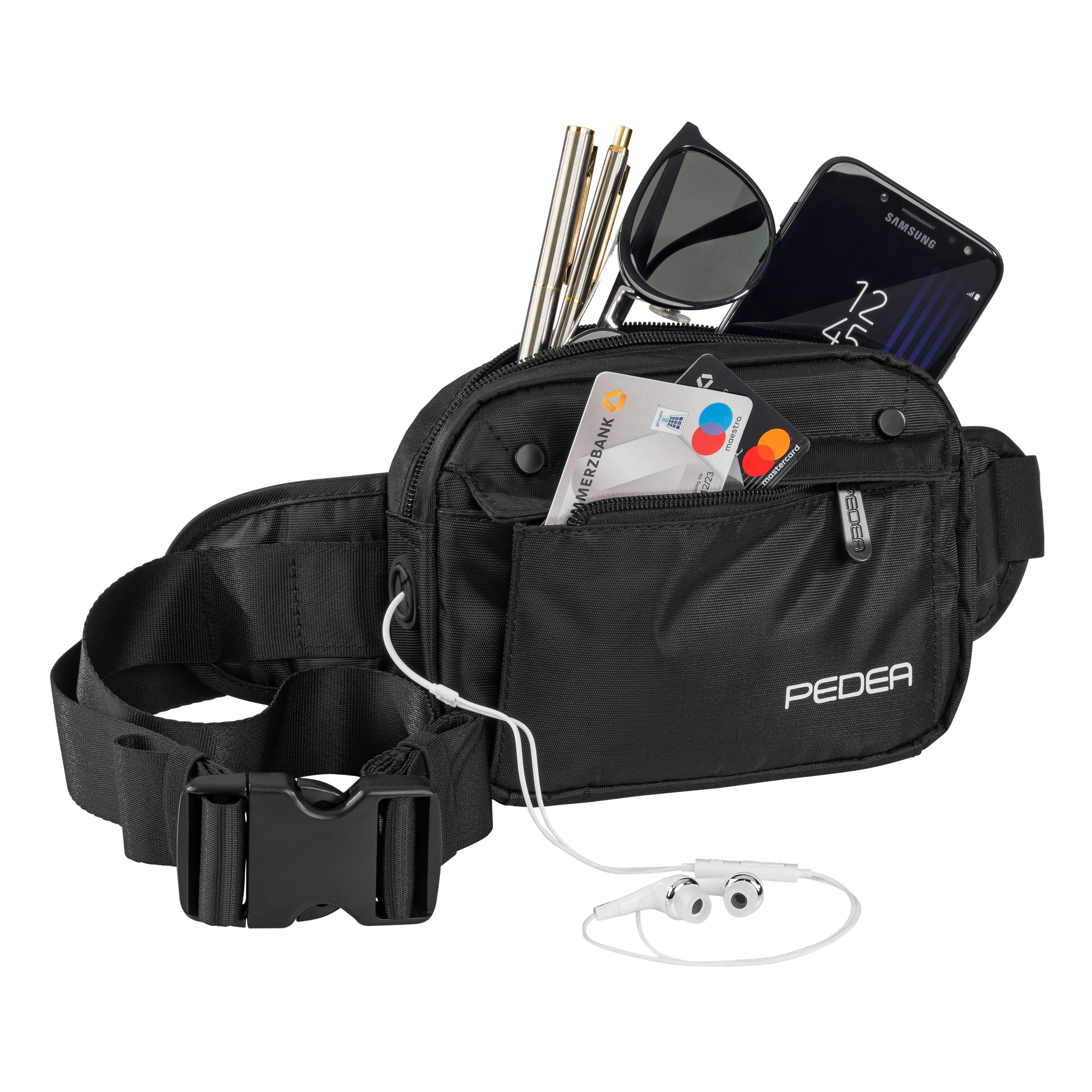 Schwarze Bauchtasche mit verschiedenen Gegenständen. Darin befinden sich ein Stift, eine Sonnenbrille, ein Telefon, Karten und Ohrhörer. Weißer Hintergrund.