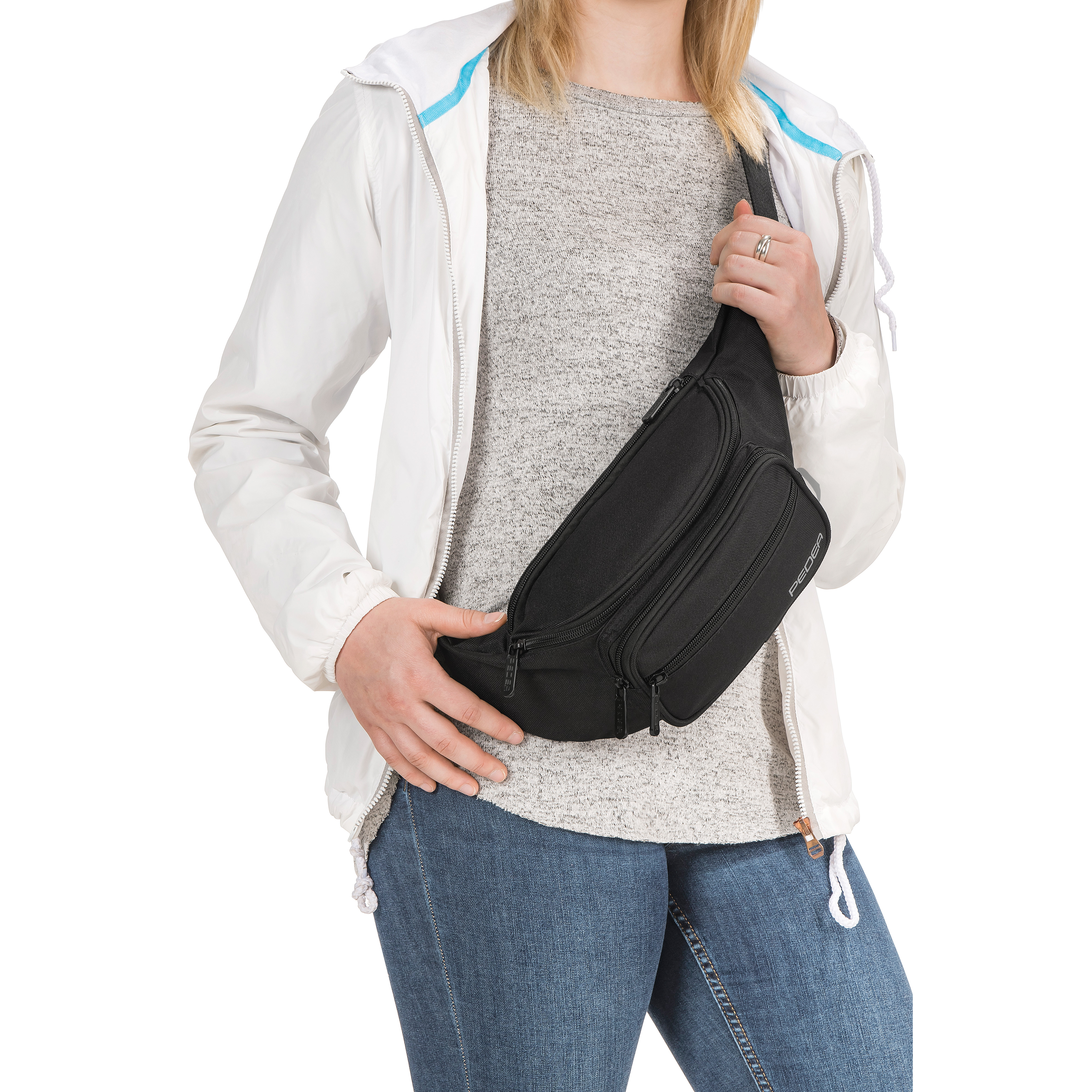 Person trägt eine schwarze Bauchtasche mit mehreren Fächern.