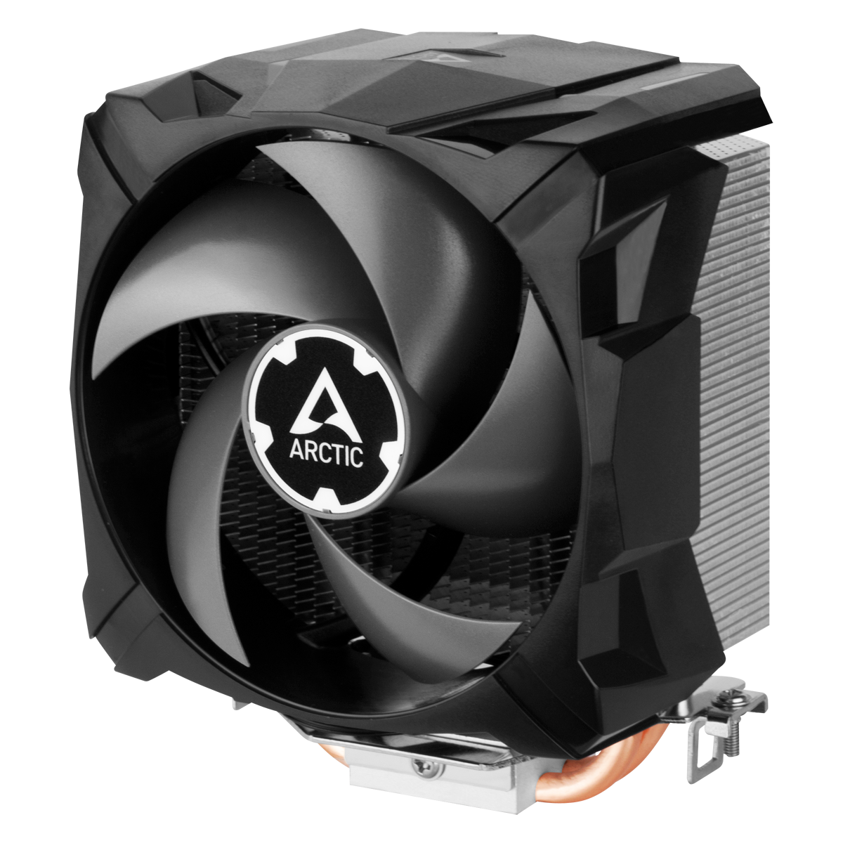 Una ventola per computer nera con il logo Arctic. Le pale sono visibili, con un tubo di rame.