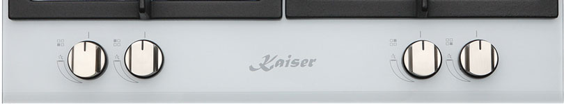 Primer plano de una encimera de gas blanca con cuatro diales. Logotipo de Kaiser visible.