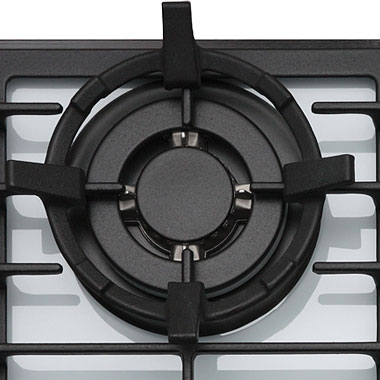 Primer plano de un quemador de cocina de gas negro, con un anillo central y una rejilla.