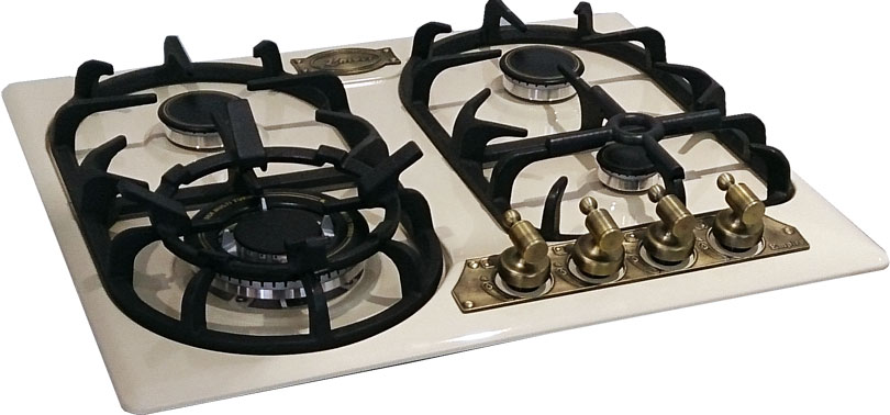 Cocina de gas crema con quemadores negros y perillas doradas sobre superficie blanca.