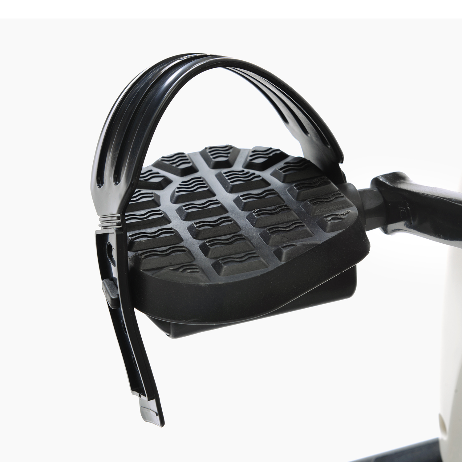 Nahaufnahme eines schwarzen Heimtrainerpedals. Das Pedal hat eine strukturierte Oberfläche und einen Riemen für den Fuß.