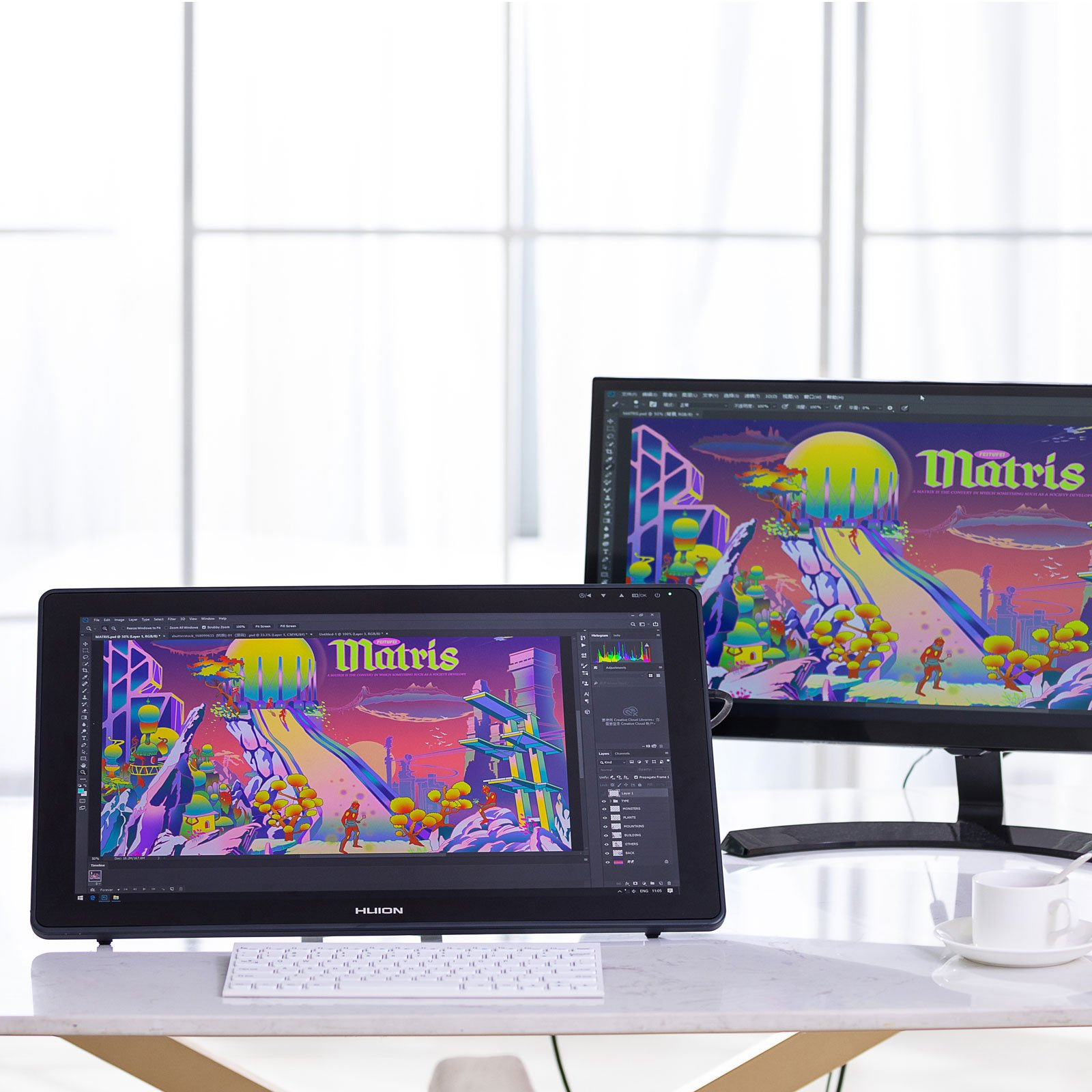 Zwei Computerbildschirme, die digitale Kunst anzeigen, sowie eine Tastatur und eine Tasse auf einem Tisch.