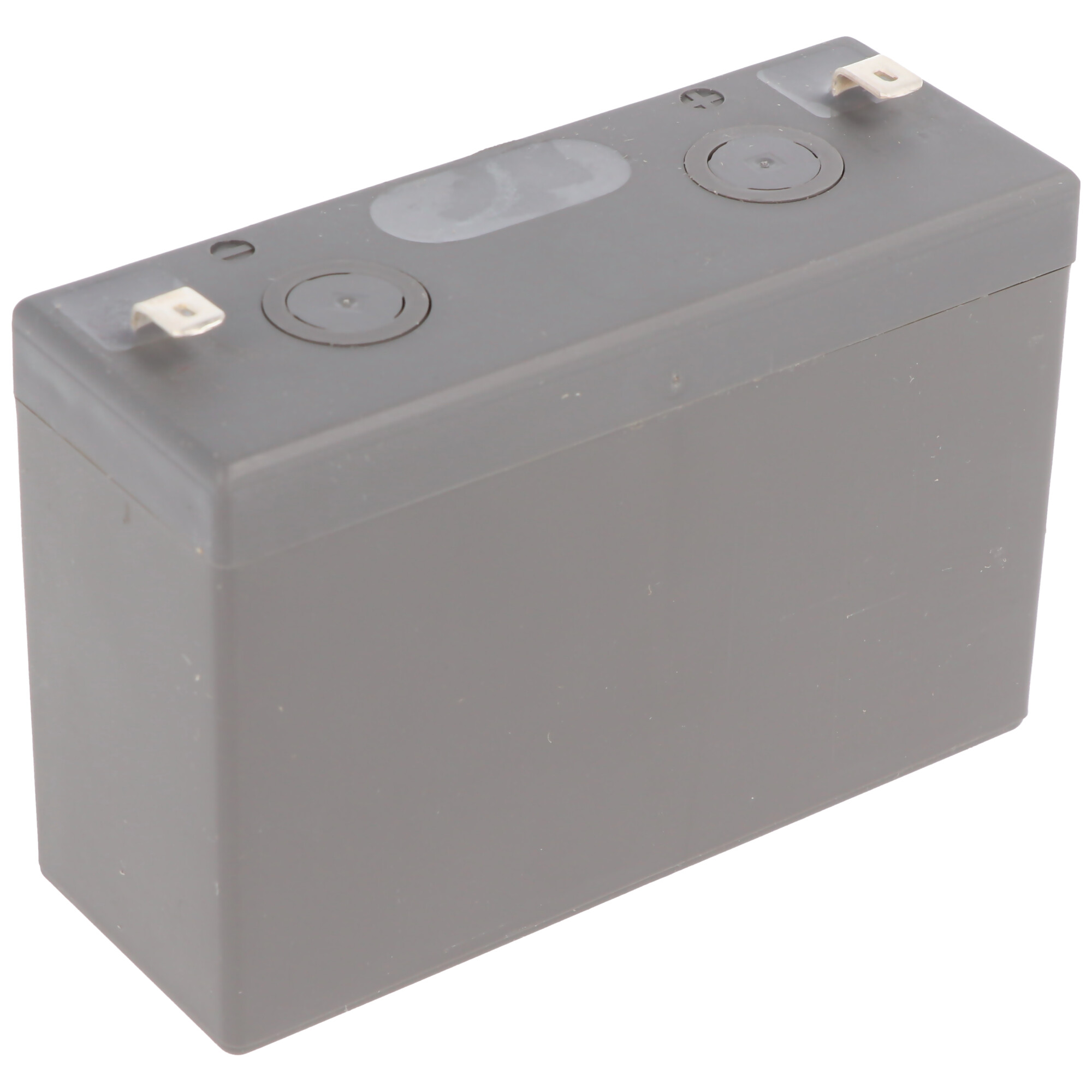 Graue rechteckige Batterie mit zwei runden Öffnungen oben.