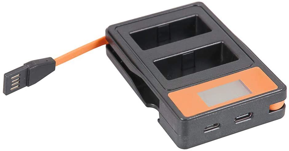 Ein schwarzes und oranges Batterieladegerät. Es hat zwei Steckplätze für Batterien, ein oranges USB-Kabel und ein Display.