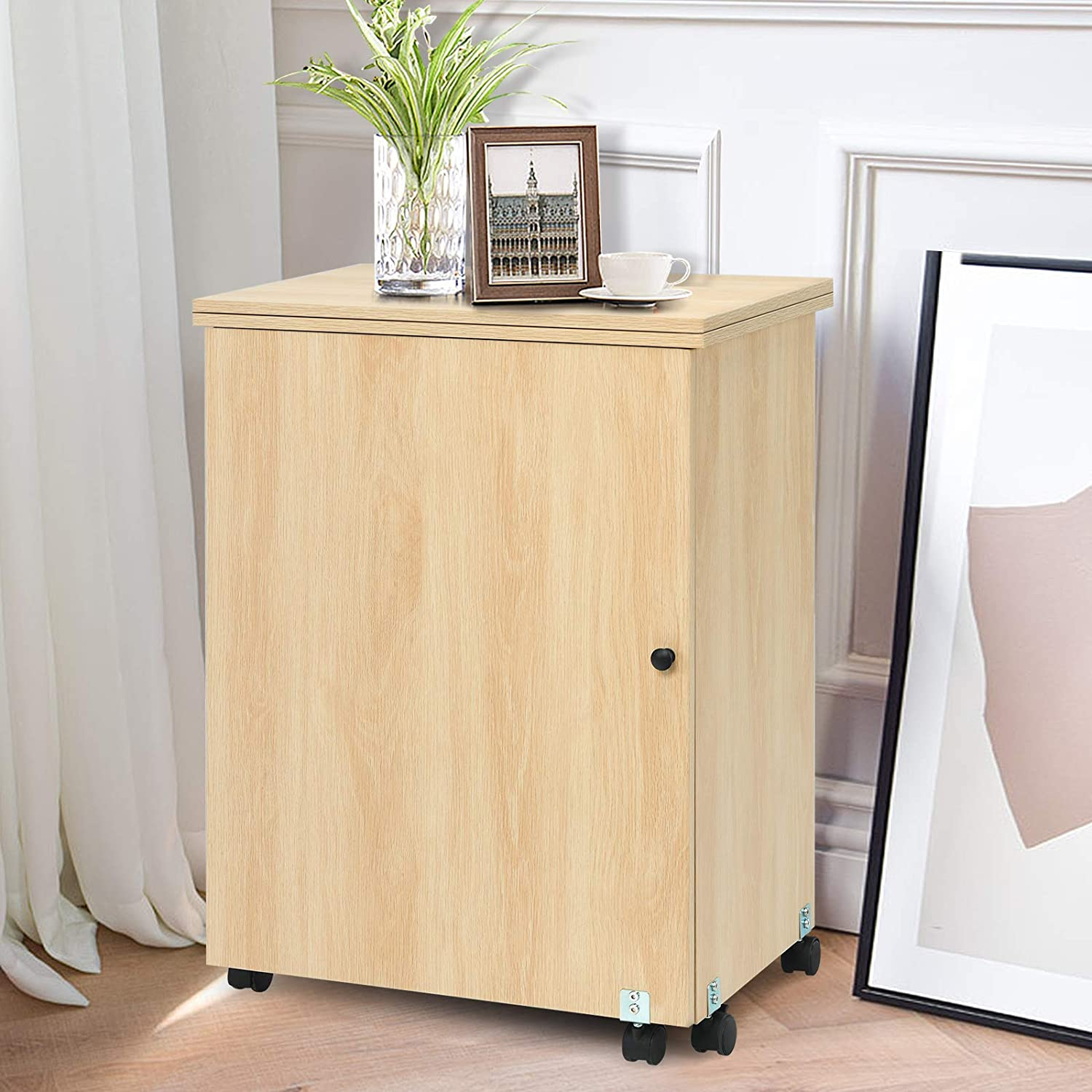 Holzschrank auf Rädern mit Vase, Bilderrahmen und Teetasse oben, vor einer Wand.