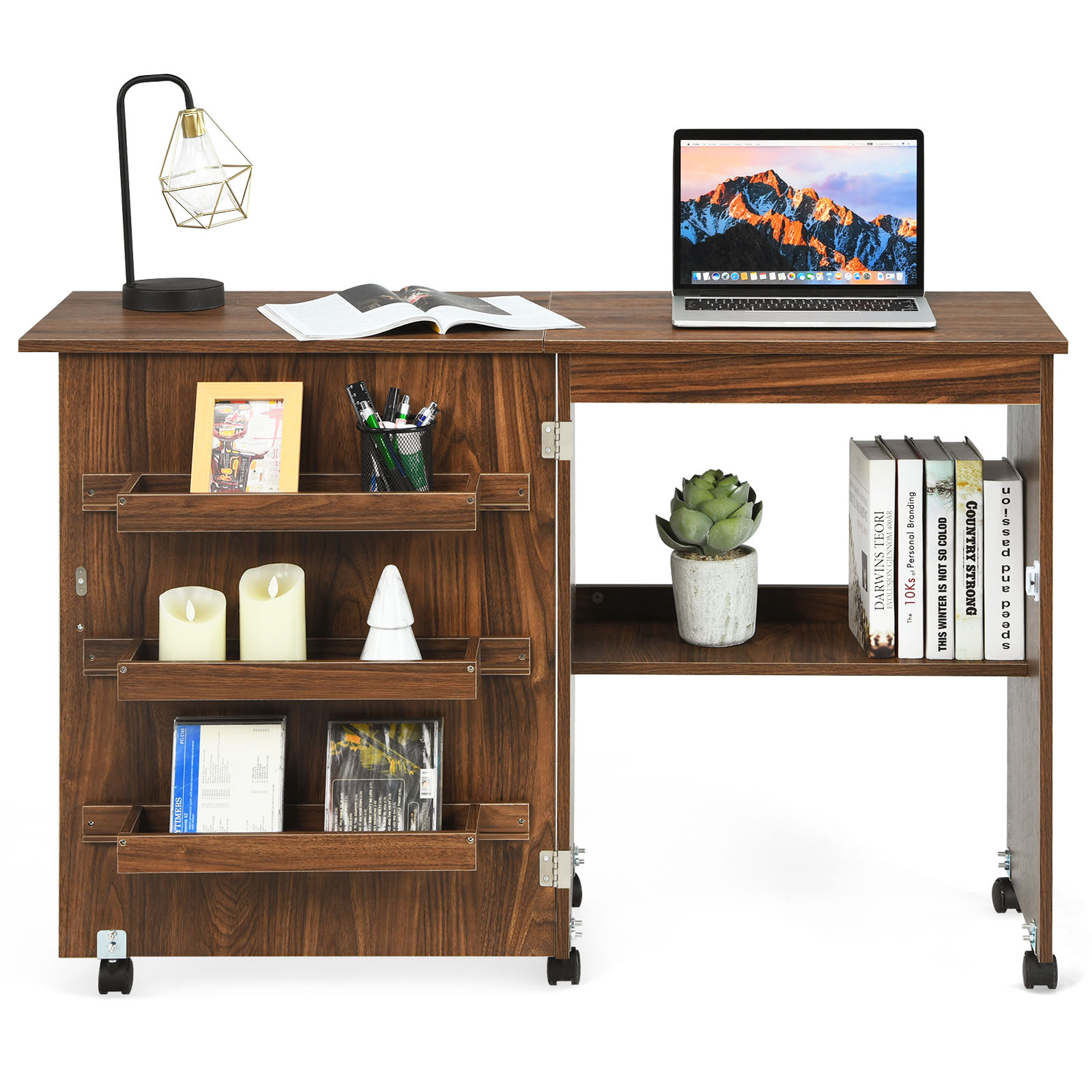 Ein Holzschreibtisch mit Laptop, Büchern, Lampe und Pflanze. Er hat Regale, Schubladen und Rollen für Mobilität.