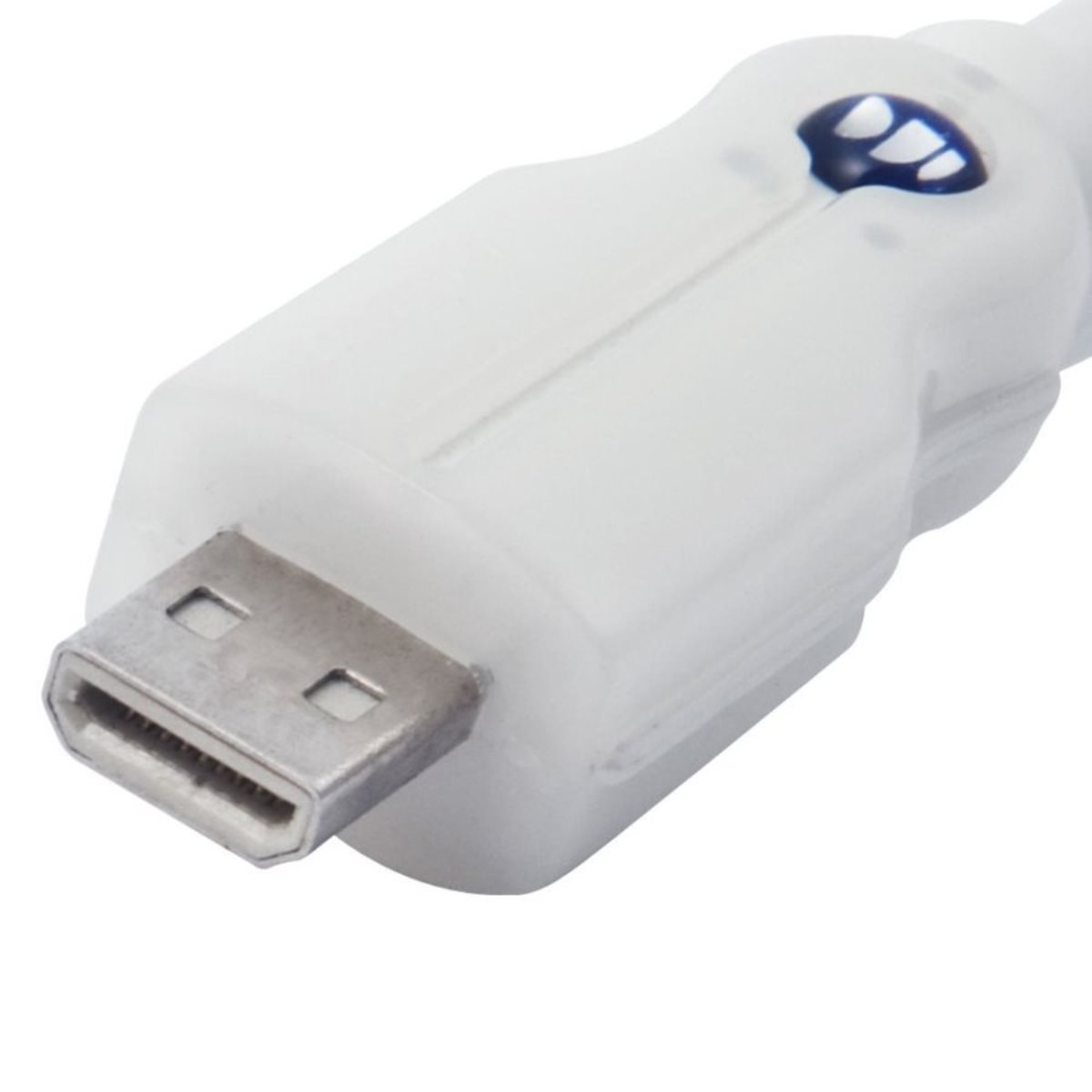 Weißer USB-Anschluss. Nahaufnahme. Weißer Hintergrund.