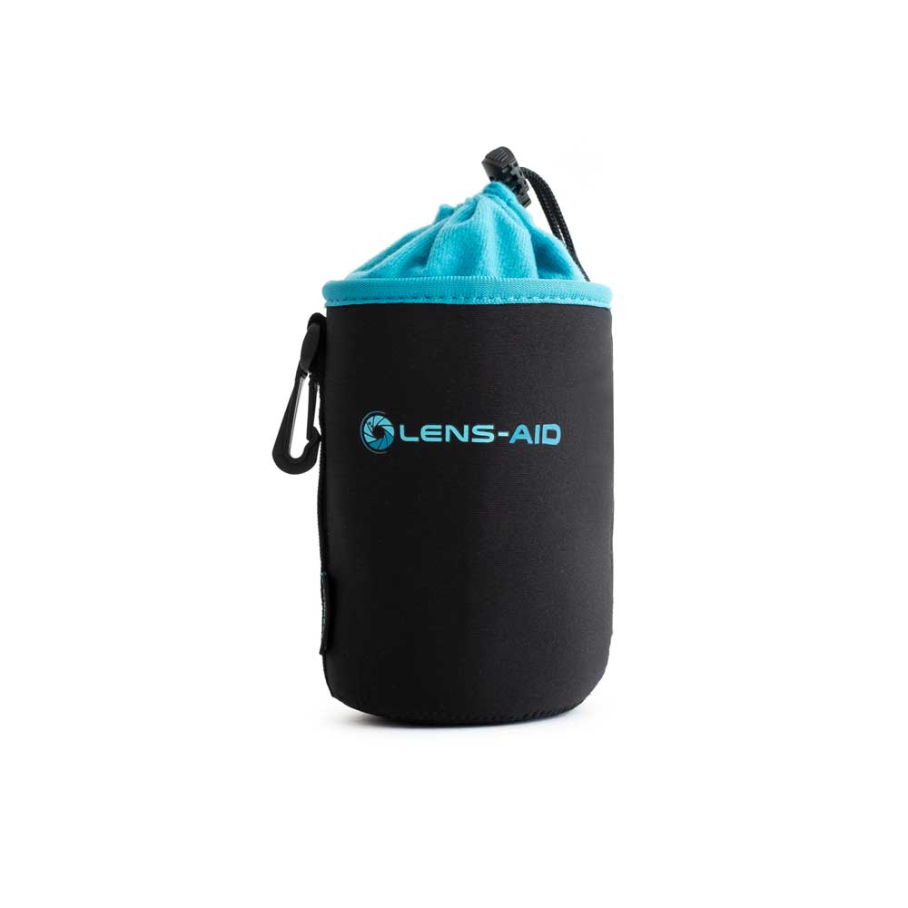 Schwarze und blaue Lens-Aid-Objektivtasche. Sie hat einen Kordelzugverschluss und einen Karabinerhaken.