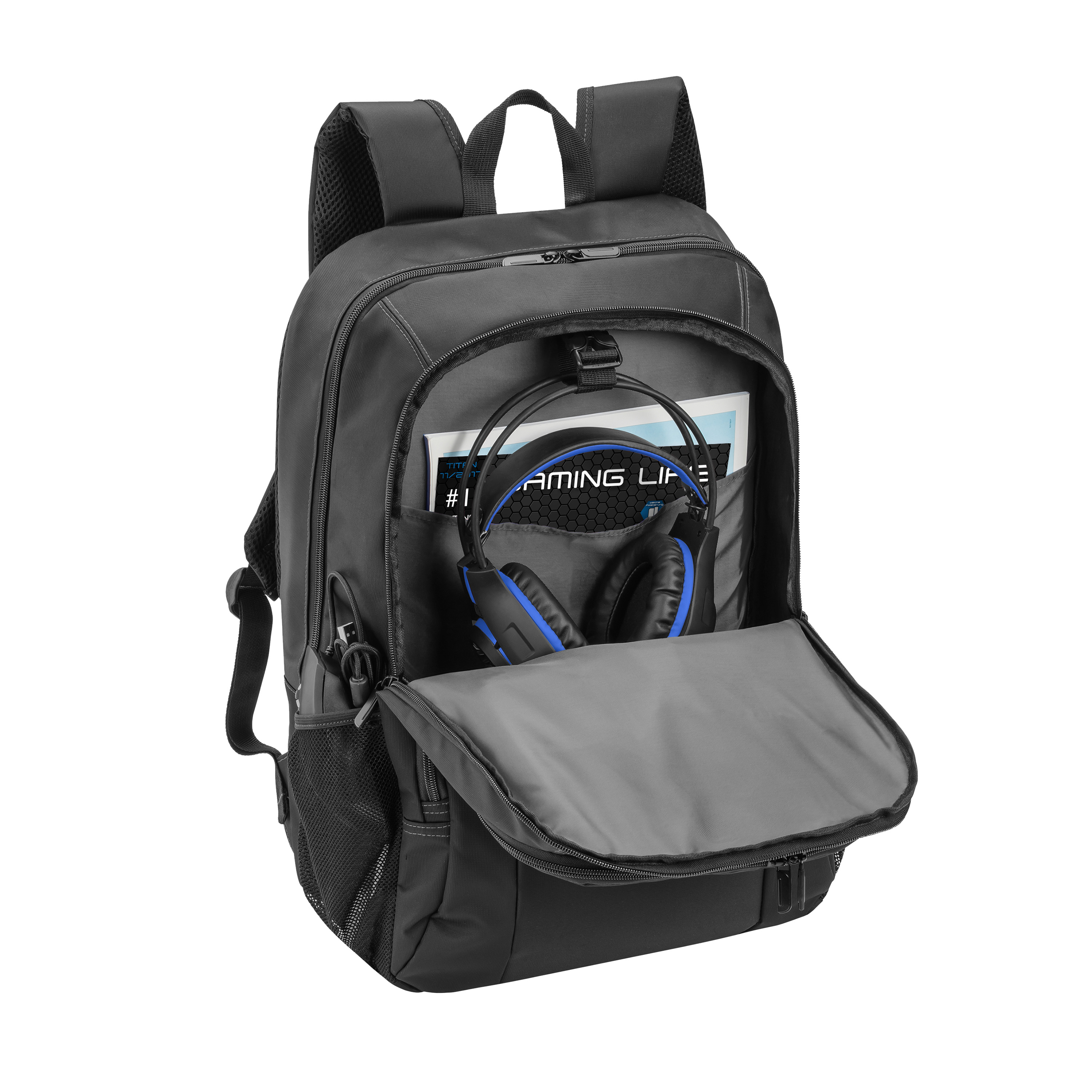 Schwarzer Rucksack mit offener Front, Kopfhörern, Tablet und anderen Gegenständen. Weißer Hintergrund.