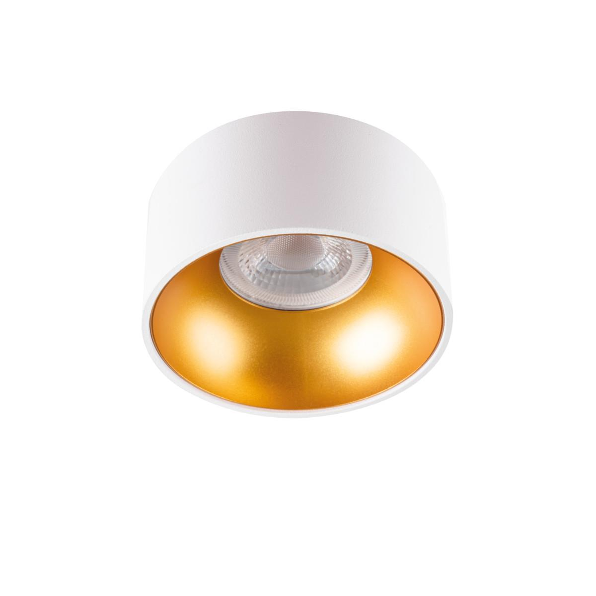Plafoniera bianca con interno dorato e lampadina visibile.