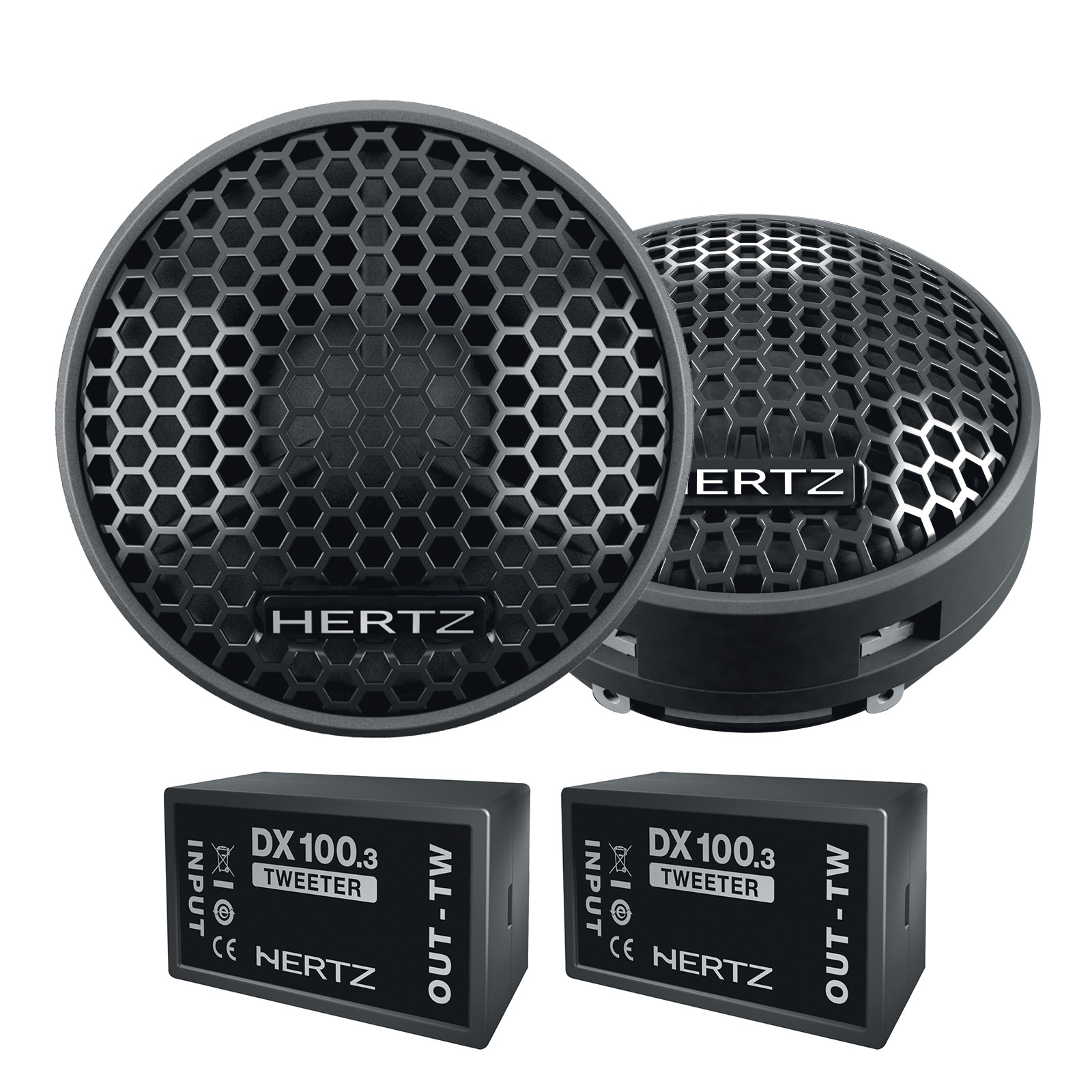 Zwei schwarze Lautsprecher mit Mesh-Abdeckungen und zwei schwarze Boxen mit der Aufschrift HERTZ und DX 100.3 TWEETER.