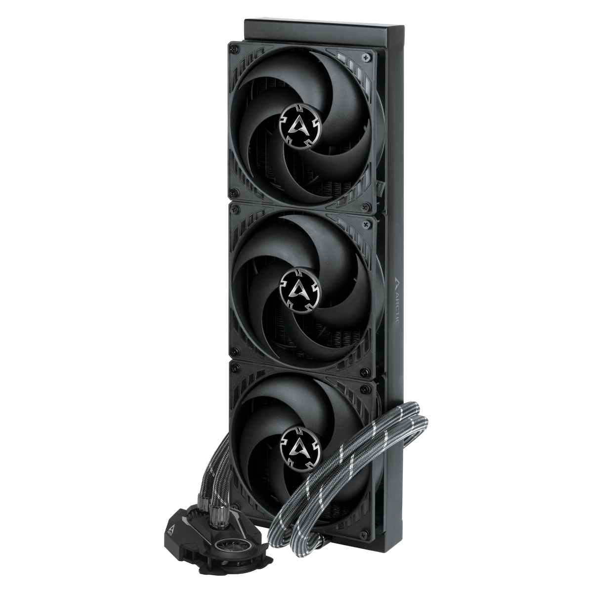 Schwarzer CPU-Kühler mit drei Lüftern, schwarzem Schlauch und einer Pumpe, vor weißem Hintergrund.