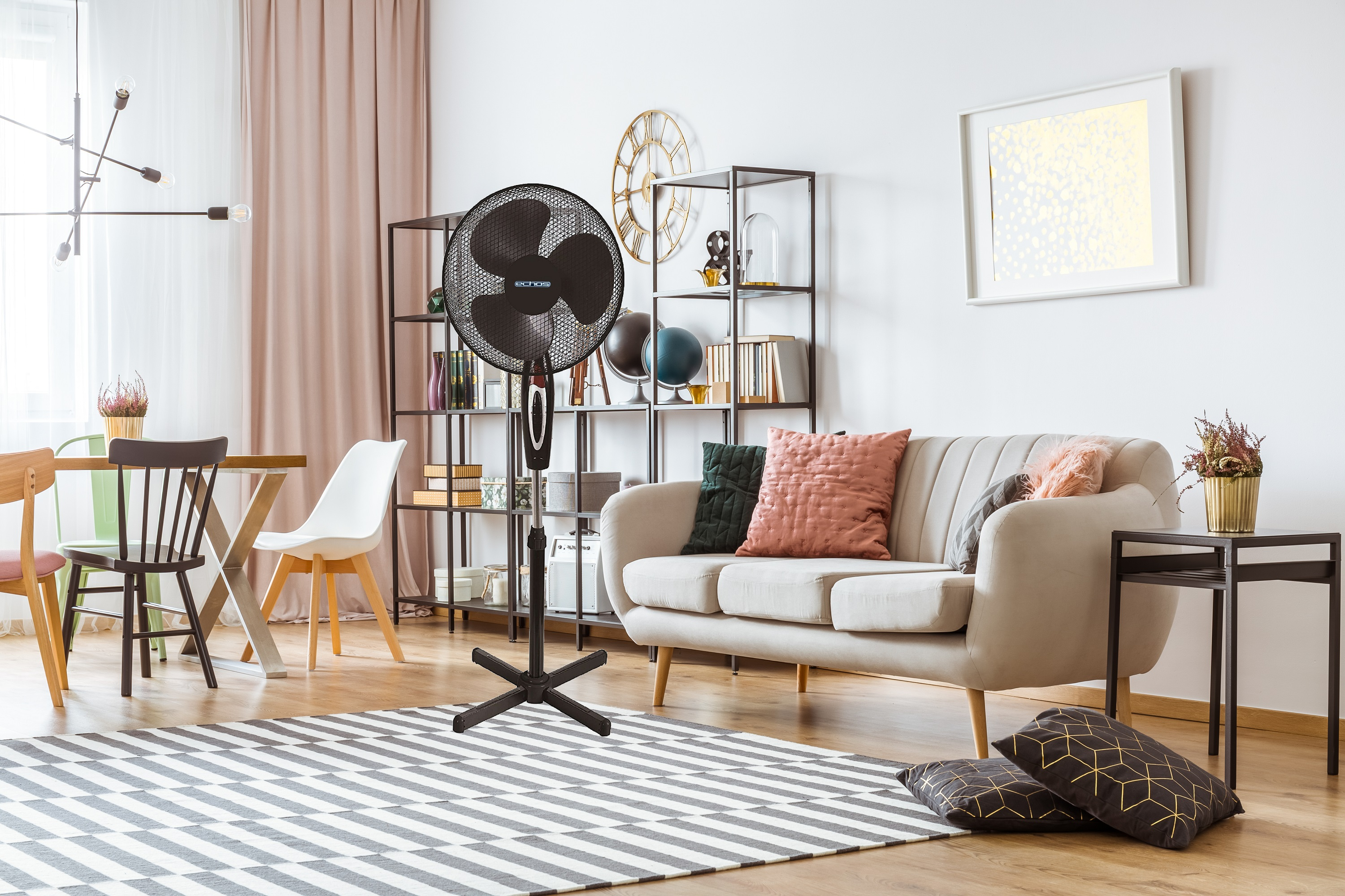 Wohnzimmerszene mit Ventilator und Möbeln. Der Ventilator ist schwarz, andere Gegenstände sind sichtbar.