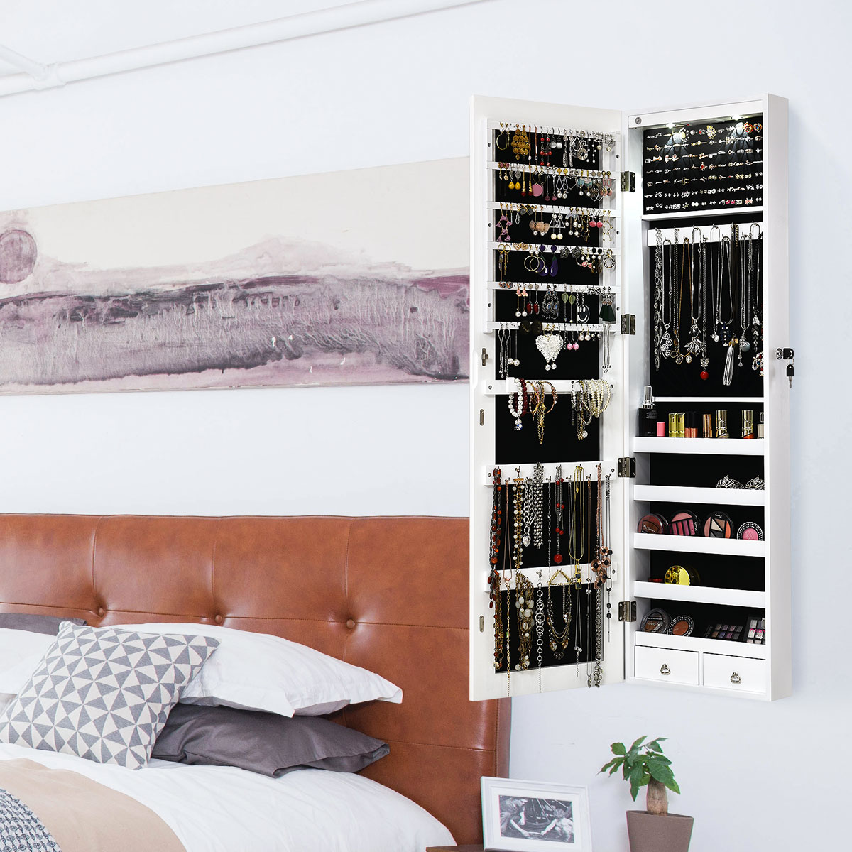 An der Wand montierter Schmuckschrank, geöffnet, um Halsketten, Ohrringe und andere Schmuckstücke zu präsentieren.