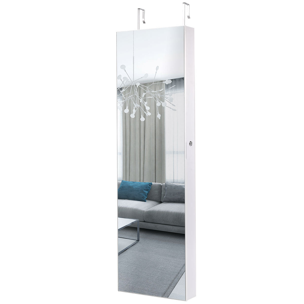 Ein Ganzkörperspiegel in einem weißen Schrank, der einen Raum mit Möbeln reflektiert.
