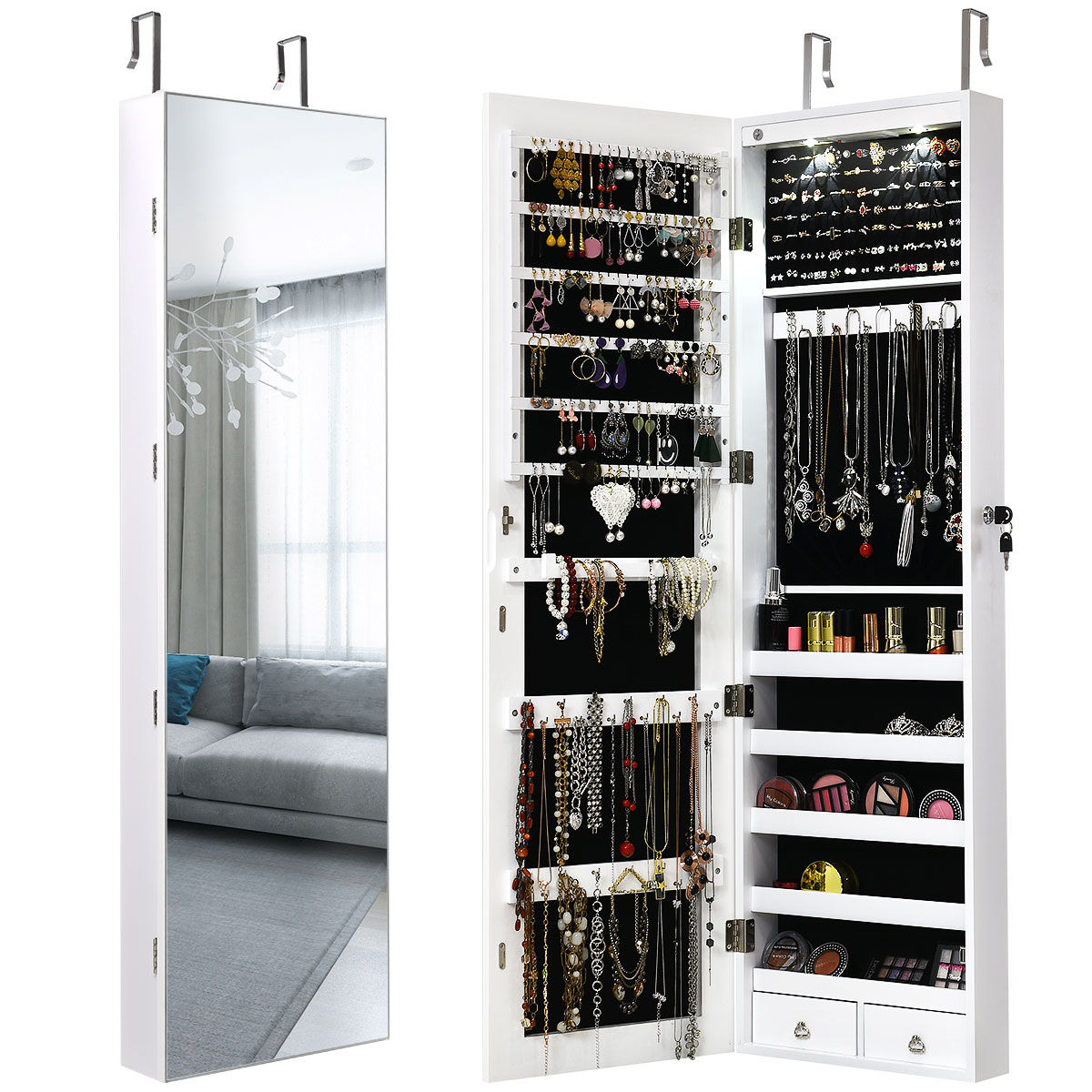 Weißer Schmuckschrank mit Spiegel und offenen Türen mit vielen Halsketten, Ohrringen und anderem Schmuck.