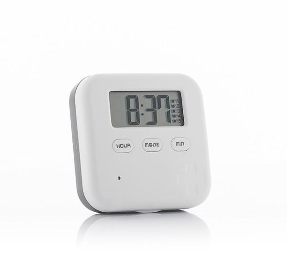 Weiß-graue Digitaluhr mit Knöpfen. Zeigt Zeit- und Alarmeinstellungen.