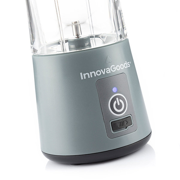Zbliżenie szarego blendera InnovaGoods z niebieskim przyciskiem zasilania.