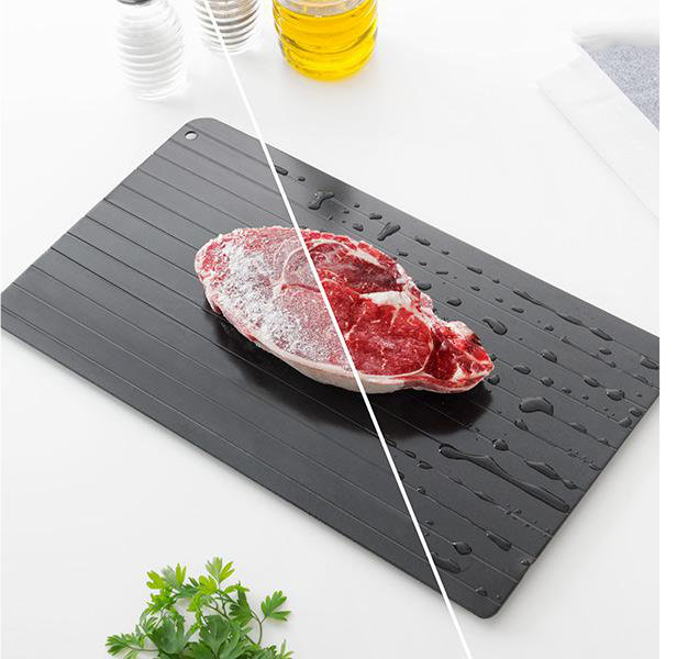 Rohes Steak auf schwarzem Schneidebrett. Wassertropfen um das Fleisch.