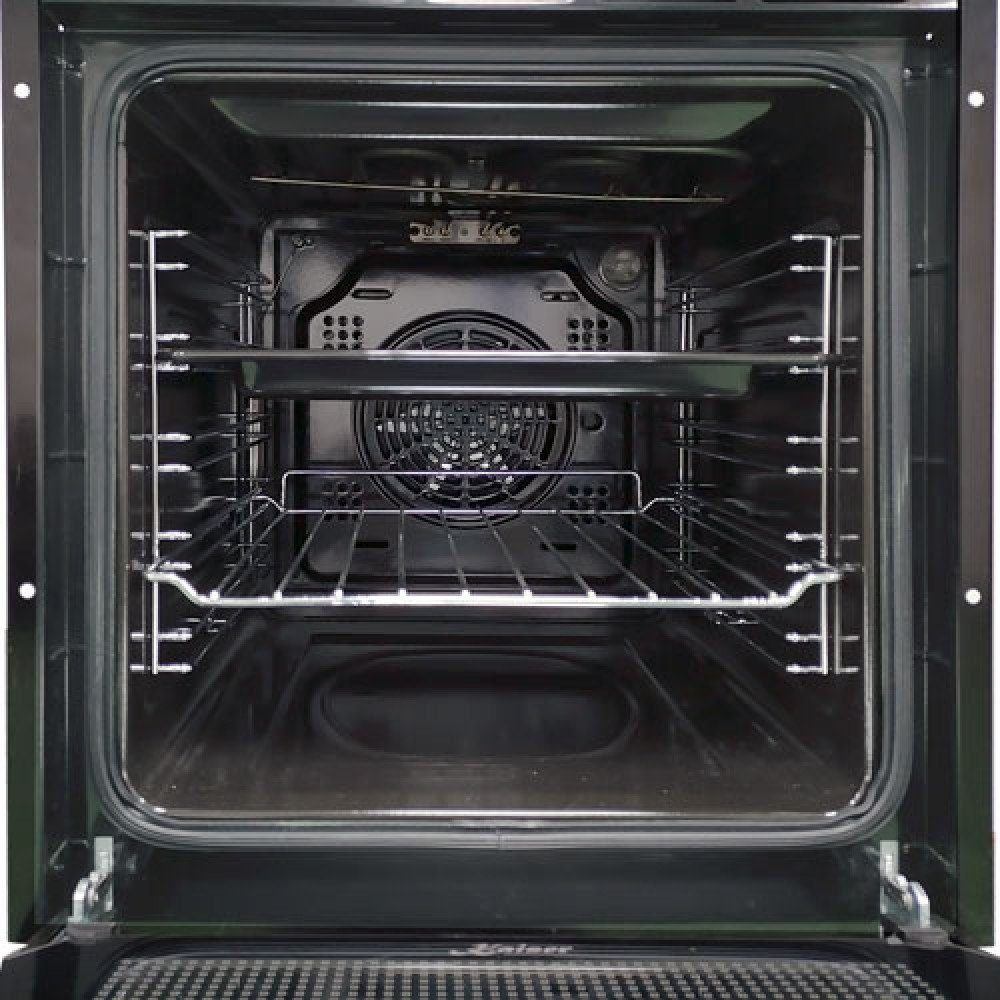 Ein offener schwarzer Backofeninnenraum mit Rosten, Ventilator und einem Licht. Der Ofen ist sauber und leer.