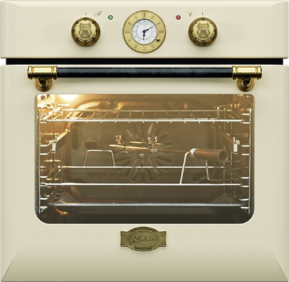Cremefarbener Ofen mit Messinggriffen und Knöpfen. Innenraum zeigt Roste und einen Ventilator. Eine Uhr und der Markenname sind sichtbar.
