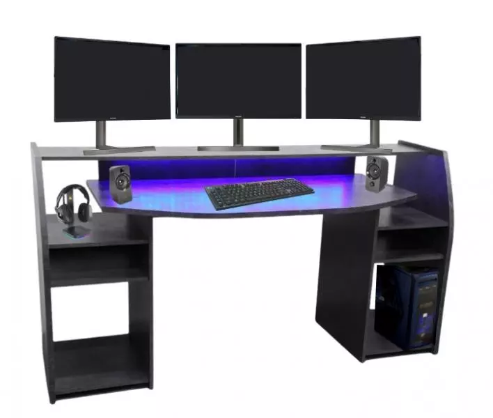 Ein schwarzer Gaming-Schreibtisch mit drei Monitoren, Lautsprechern, einer Tastatur und einem Computer-Tower. Kopfhörer sind an der Seite.
