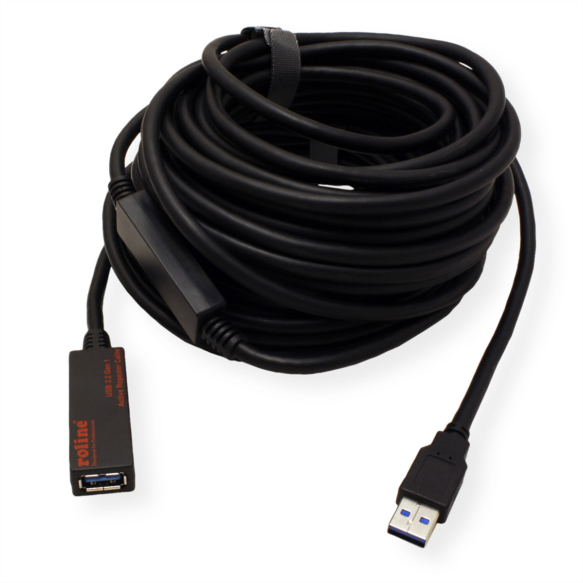 Un câble d'extension USB noir enroulé sur un fond blanc.