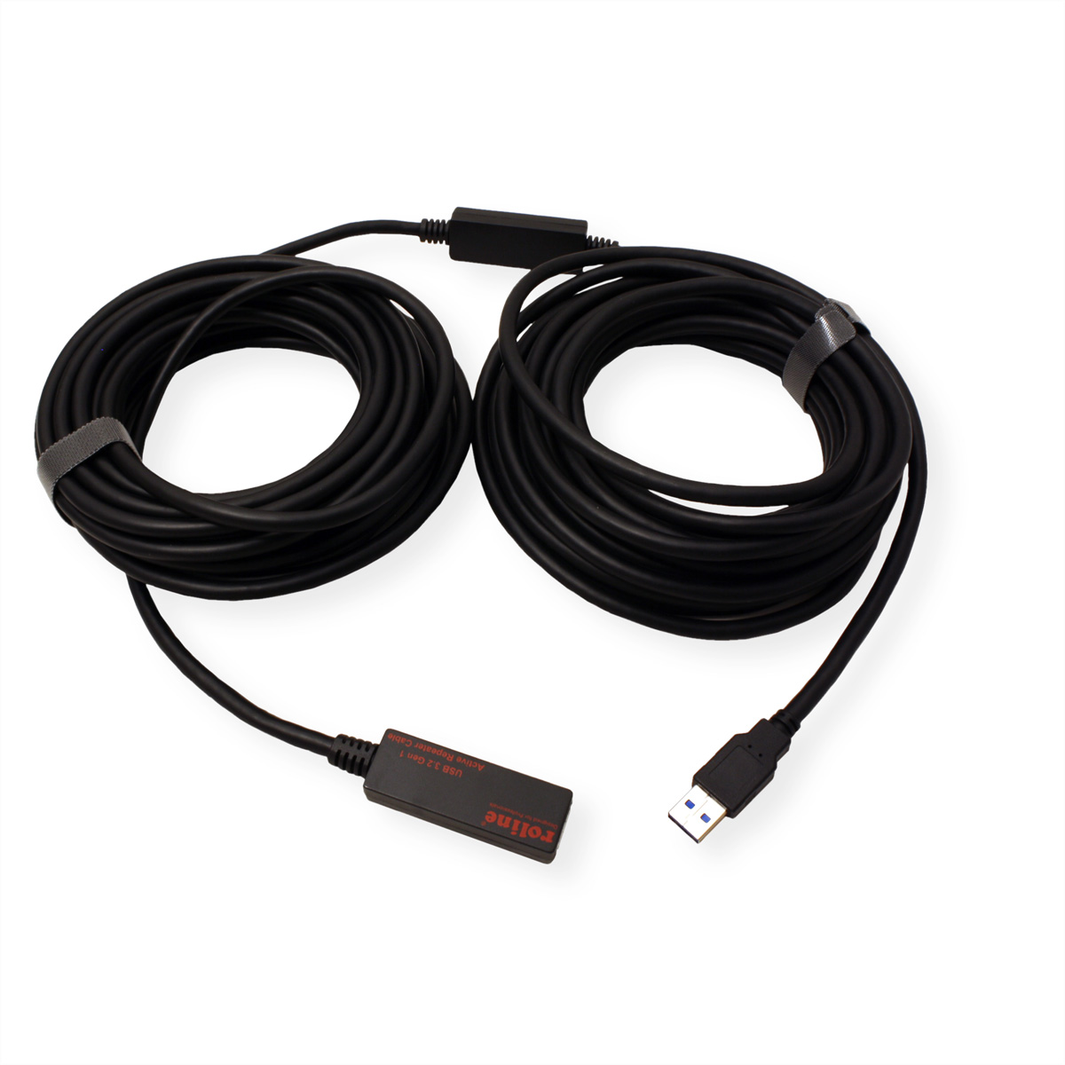 Deux câbles USB noirs enroulés avec des connecteurs sur une surface blanche. L'un a un port USB.