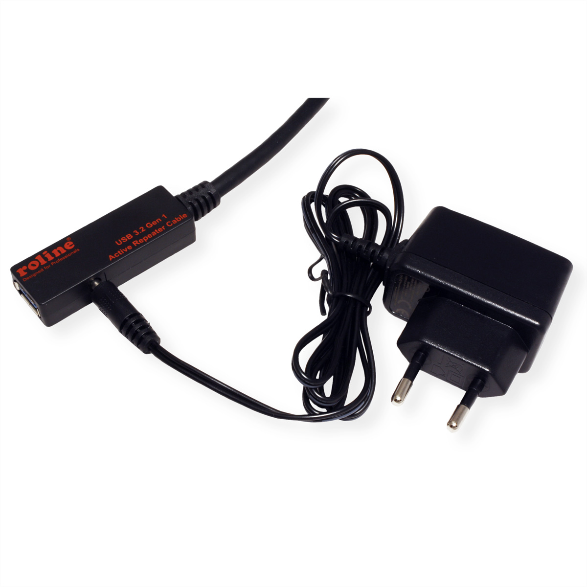 Zwarte USB-repeaterkabel met een voedingsadapter.