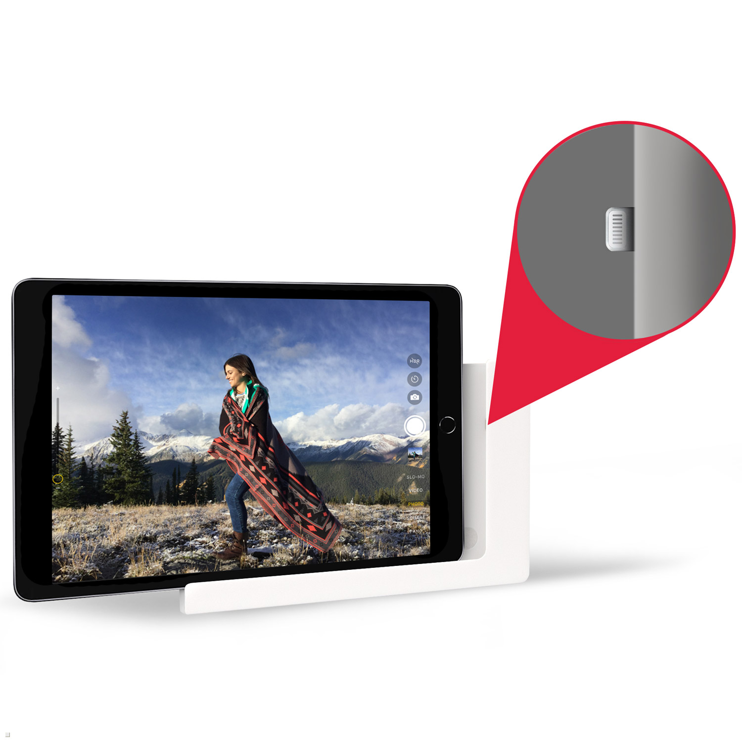 Ein Tablet zeigt eine Frau auf einem Feld. Ein weißer Ständer hält das Tablet, Nahaufnahme eines Anschlusses.