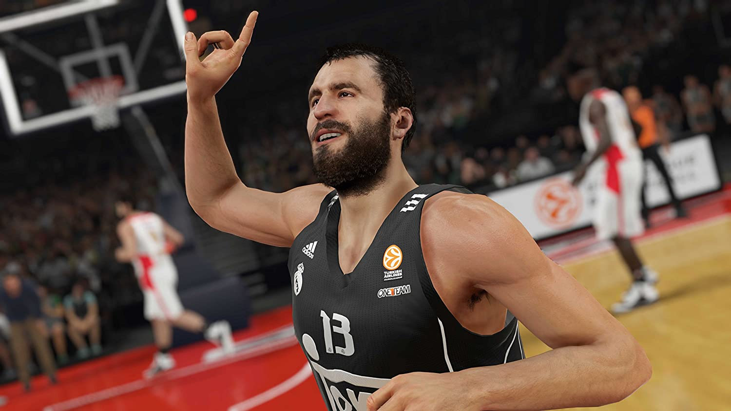 Ein Basketballspieler mit Bart feiert mit erhobenem Arm. Andere Spieler sind im Hintergrund.