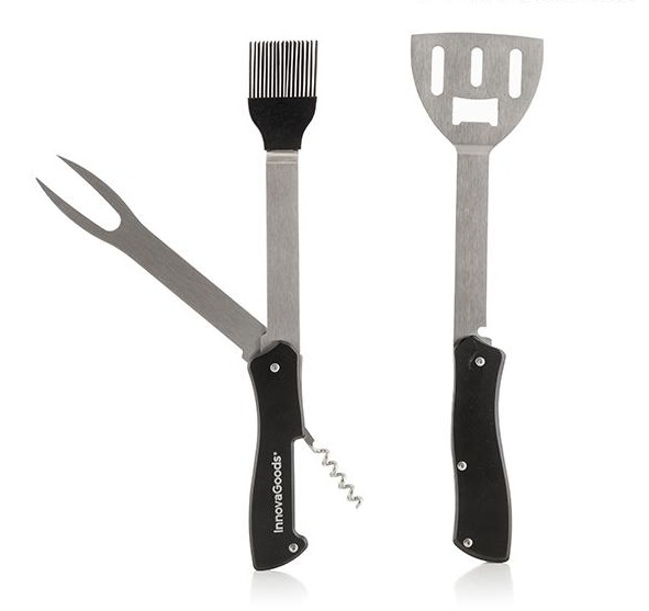 Drei Edelstahl-Grillwerkzeuge: Gabel, Pinsel und Pfannenwender mit Flaschenöffner. Schwarze Griffe.