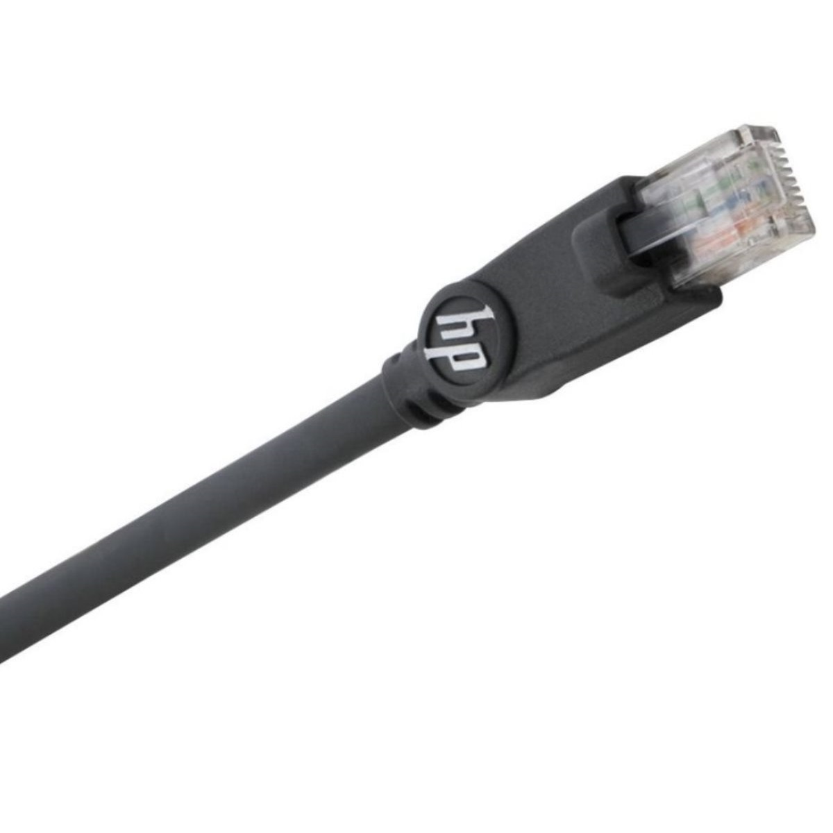 Ein graues Ethernet-Kabel mit einem RJ45-Stecker. Der Stecker ist transparent mit sichtbaren Drähten.