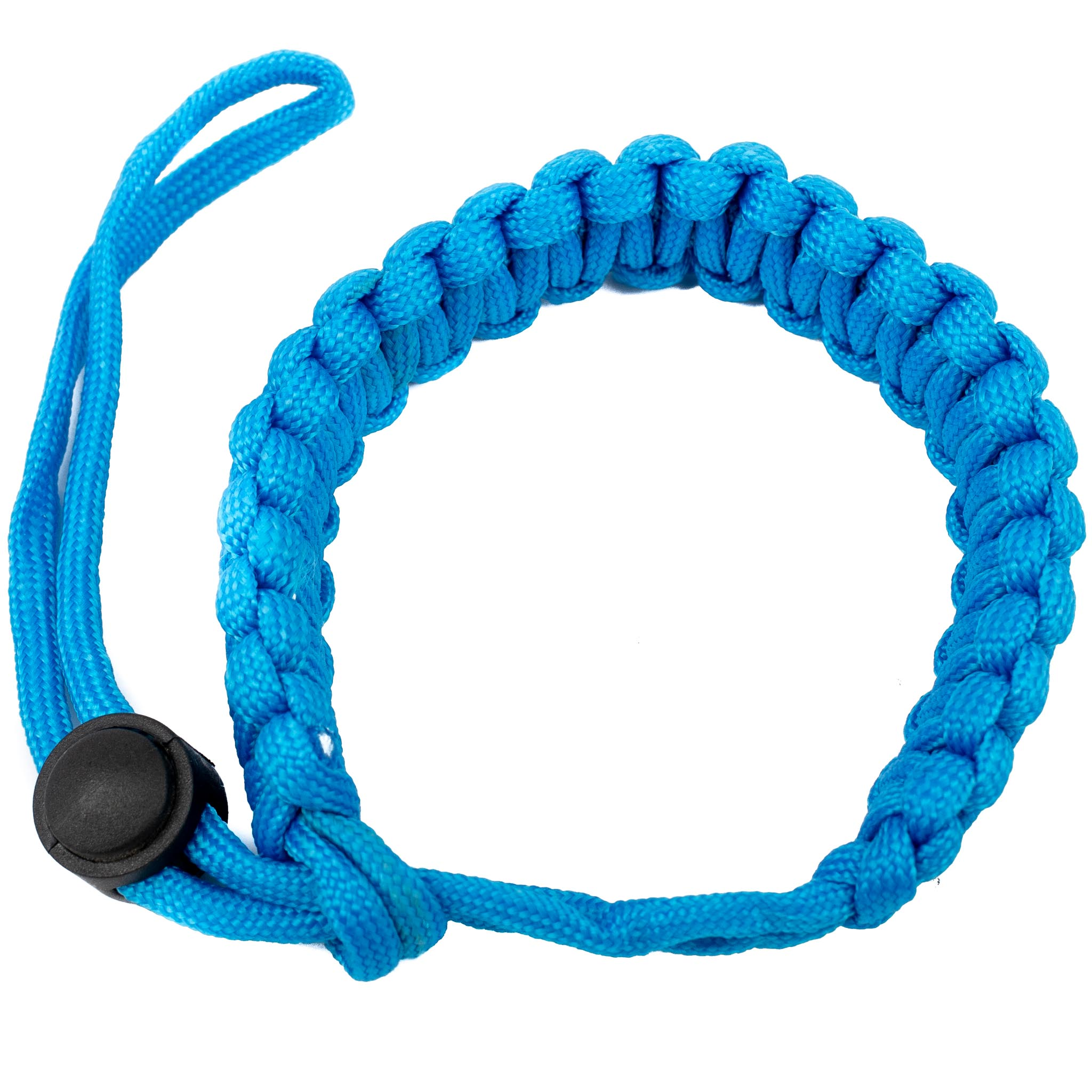 Blaues geflochtenes Paracord-Armband mit schwarzem Verschluss. Die Kordel ist zu einem Armband geschlungen.