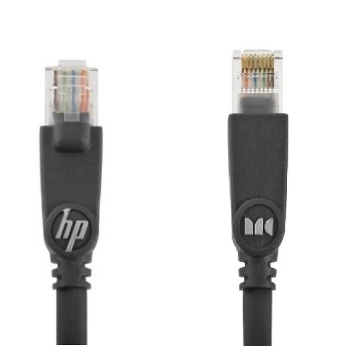 Zwei schwarze Ethernet-Kabel mit Steckern, eines mit HP-Logo, das andere mit Monster-Logo, auf weißem Hintergrund.