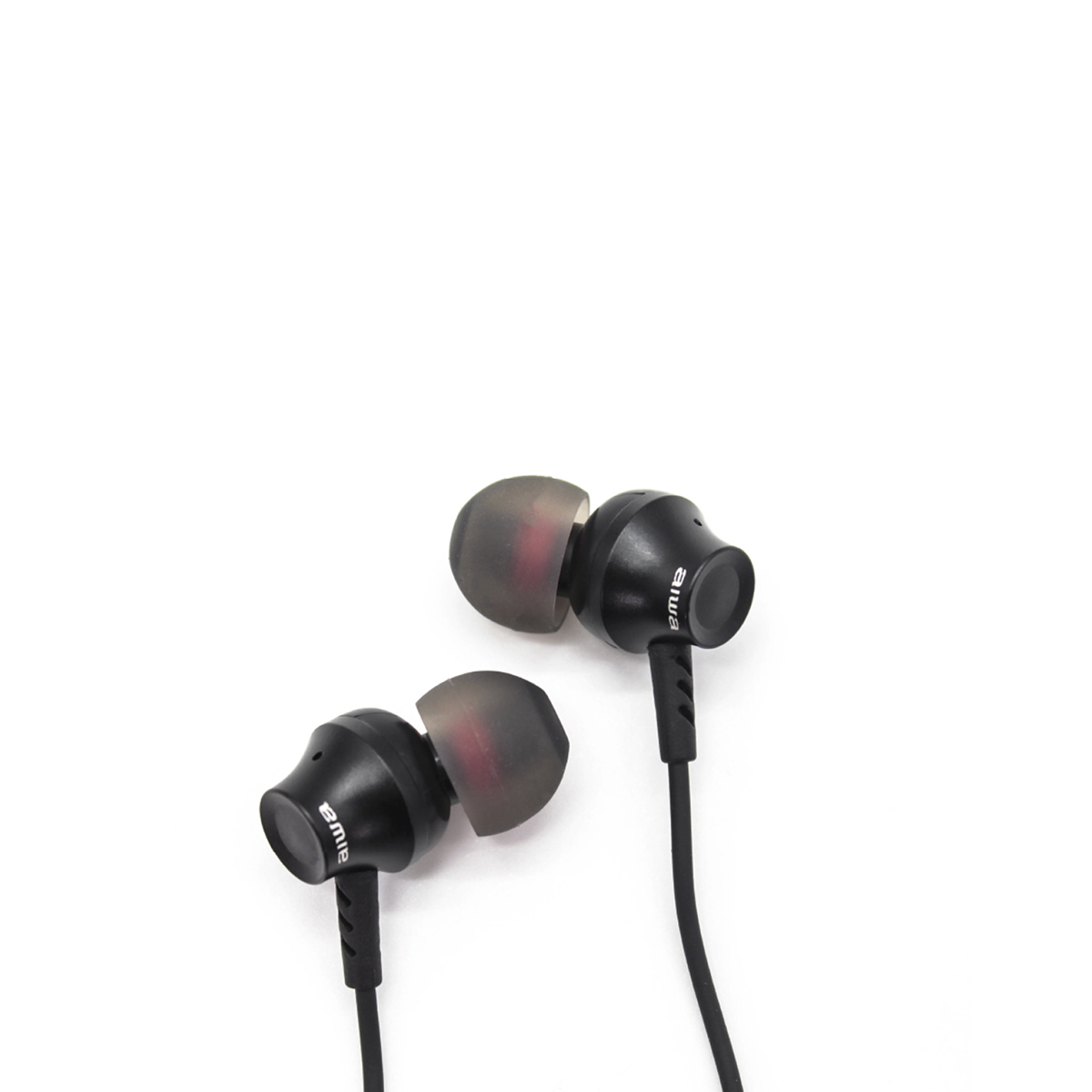 Czarne słuchawki douszne z czerwonymi wkładkami, na białym tle.