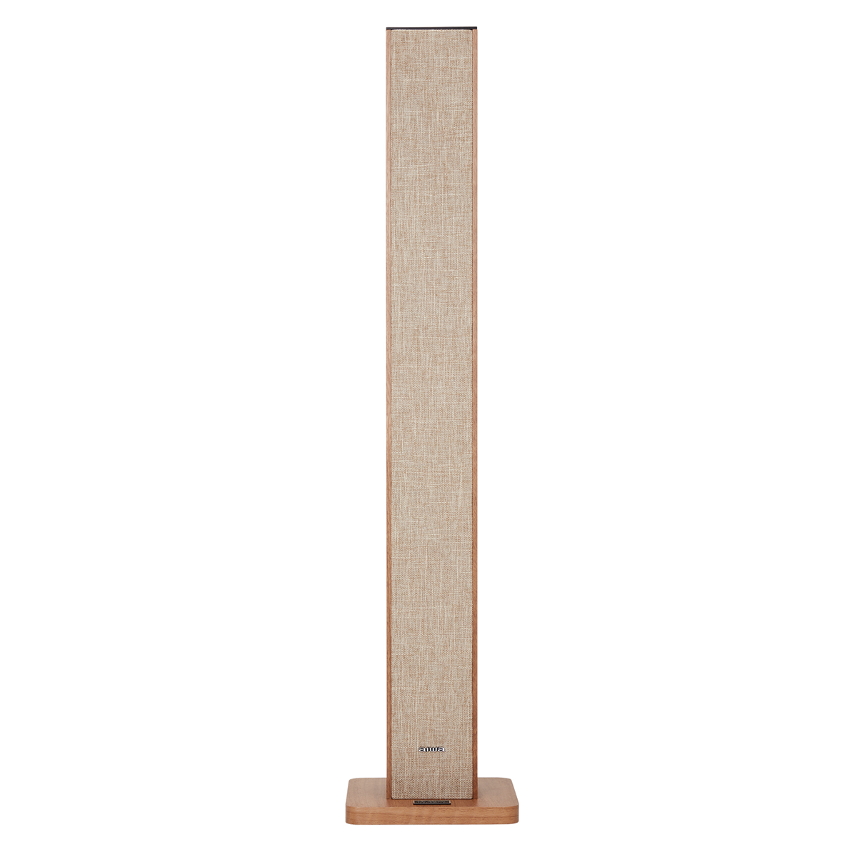 Ein hoher, schlanker Lautsprecher auf einem Holzsockel. Der Lautsprecher hat eine stoffartige Abdeckung.