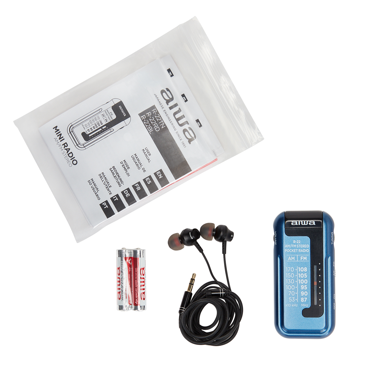 Radio, baterie i słuchawki w plastikowej torbie.